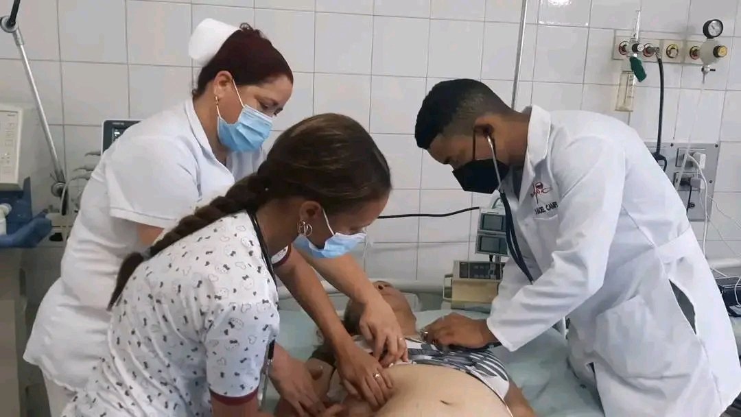 BMCMzZimpeto's tweet photo. La Brigada Médica Cubana de Zimpeto 🇲🇿 rinde homenaje 👏 
A nuestros colegas en Venezuela que hoy trabajan entre los escombros. Van con bata blanca y el corazón por delante. Admiramos su valor. Ustedes no están solos. ❤️🇨🇺💯
#CubaPorLaVida 🇨🇺🇻🇪
#CubaPorLaSalud
#CubaCoopera https://t.co/sLHqrNXm4k