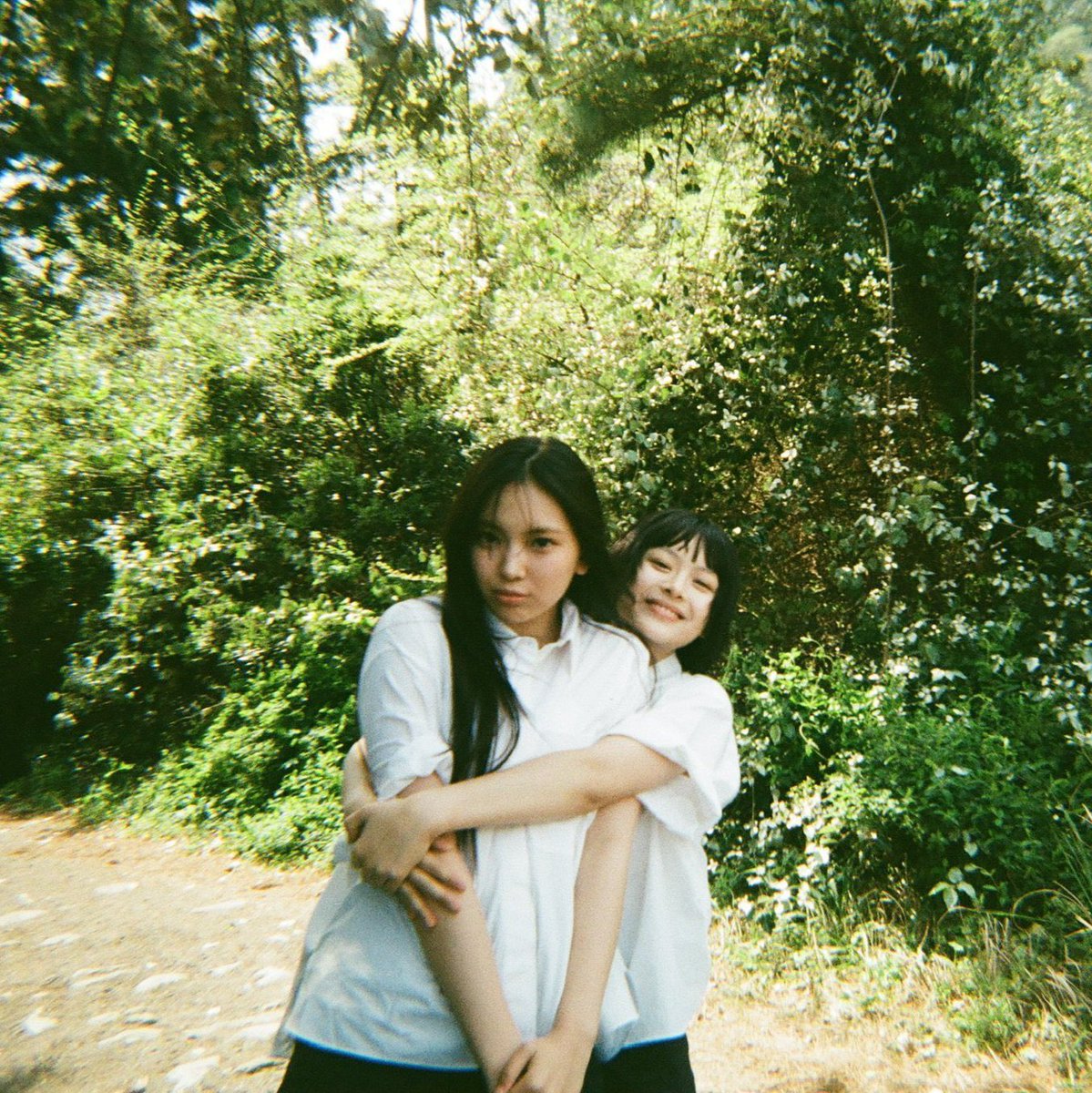 wttwhyareuth's tweet photo. Hanni's tiny hugs are so cute 🥺 https://t.co/DDF1qU6efs