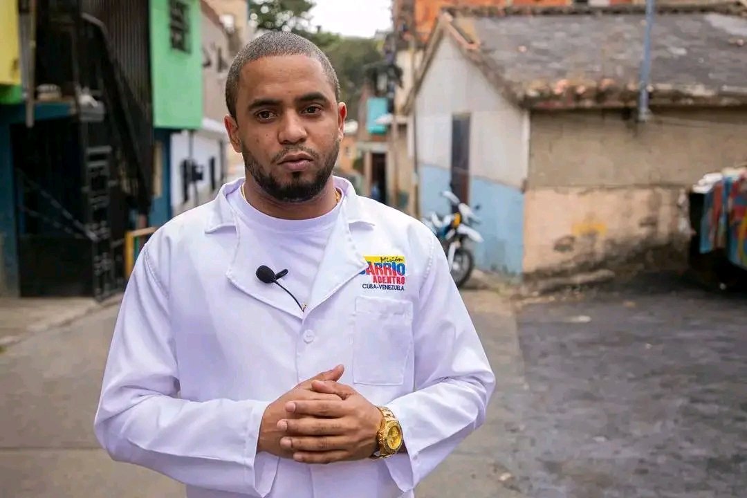 BMCMzZimpeto's tweet photo. La Brigada Médica Cubana de Zimpeto 🇲🇿 rinde homenaje 👏 
A nuestros colegas en Venezuela que hoy trabajan entre los escombros. Van con bata blanca y el corazón por delante. Admiramos su valor. Ustedes no están solos. ❤️🇨🇺💯
#CubaPorLaVida 🇨🇺🇻🇪
#CubaPorLaSalud
#CubaCoopera https://t.co/sLHqrNXm4k