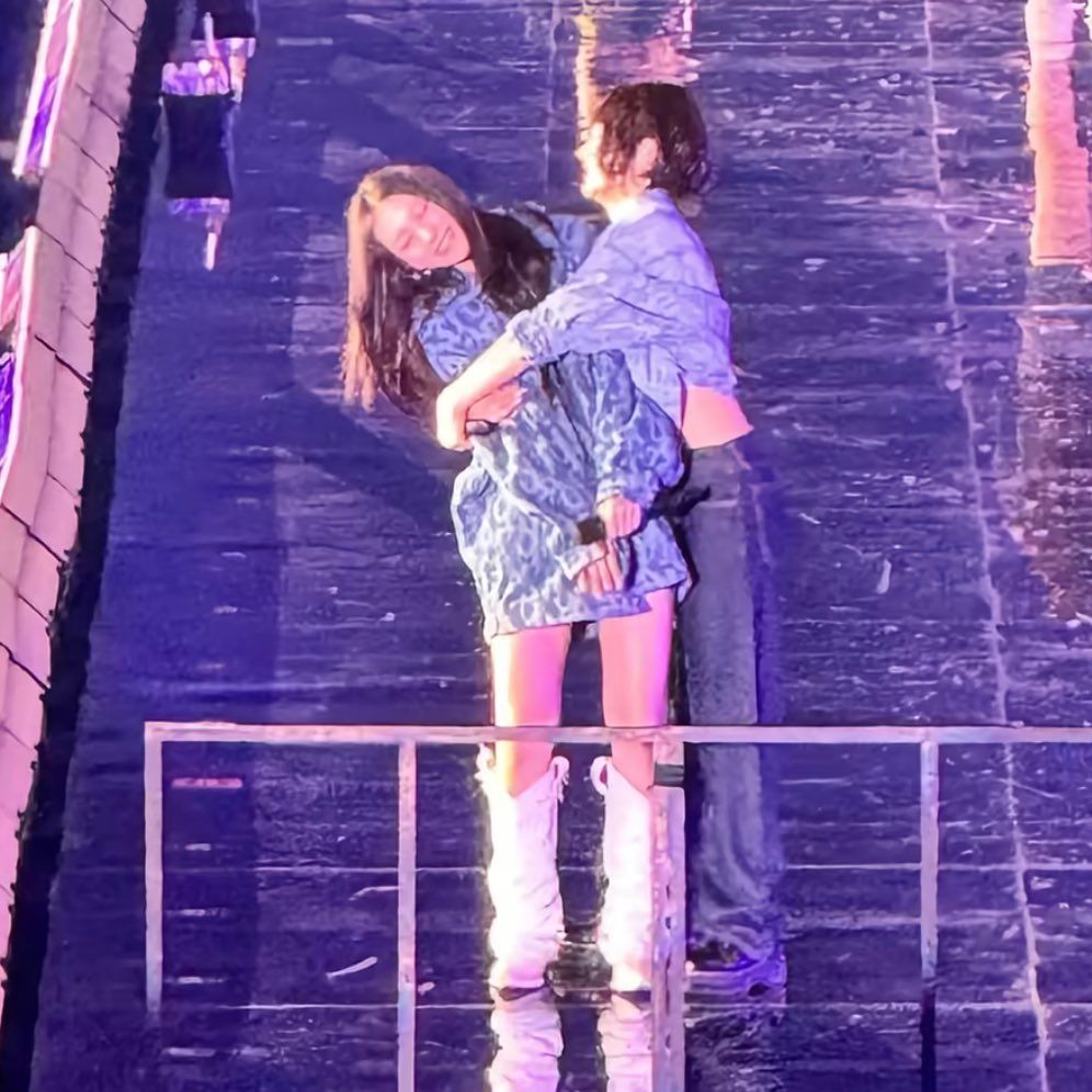 wttwhyareuth's tweet photo. Hanni's tiny hugs are so cute 🥺 https://t.co/DDF1qU6efs