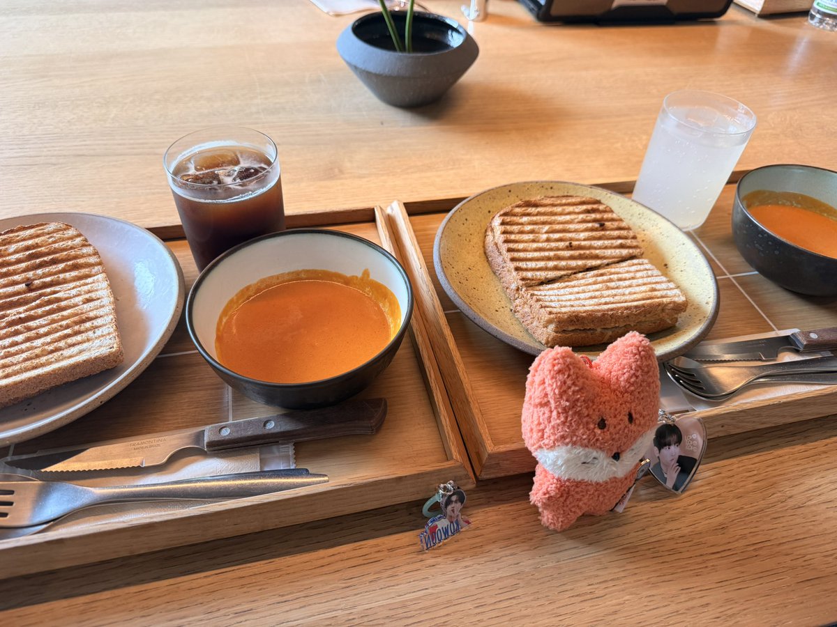 7room613's tweet photo. SF9ペンミ前、お茶してる☕️ https://t.co/S1hpp1611Q