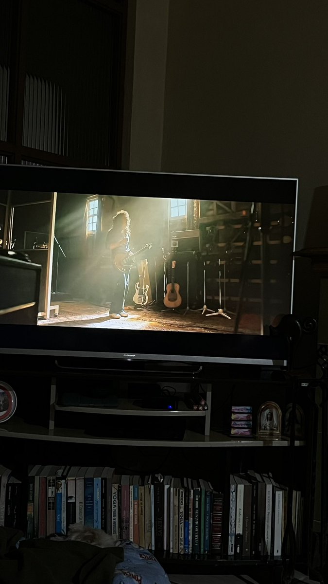 arijouki's tweet photo. algo nada a ver, mas to feliz em ver bo-rhap (o filme do queen) na mesma sala q eu vi o filme pela primeira vez e fez eu me apaixonar tanto pela banda em 2019, sentada na mesma poltrona inclusive https://t.co/0ZTpOPelLf