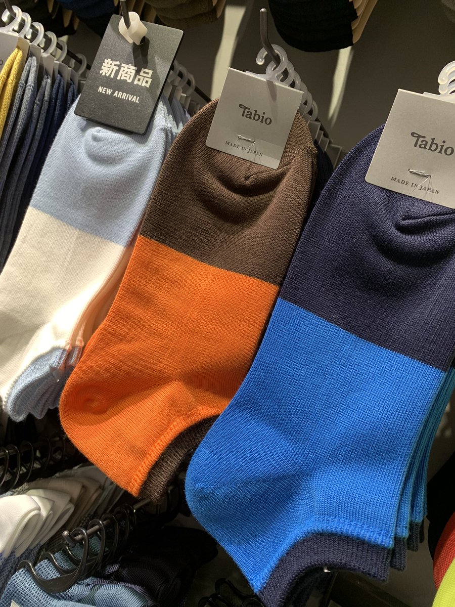 tabiohommeoazo's tweet photo. つま先ひんやり二枚重ね
スニーカーソックスが入荷🧦
肌が持つ熱を即座に吸収し発散🌀
天然の接触冷感を発揮☝️
夏らしい装いにぴったり✨
0621 20069
25〜27cm
¥1,100(税込)
#TabioMEN
#メンズ https://t.co/rWU1DkqhTi