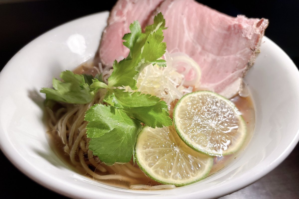 Katsuo_rising's tweet photo. 明日7月1日から発売！
冷やし帆立醤油ラーメン。

構想１年かかった帆立オイル、遂に完成。
三つ葉の甘味とライムのキリッとした酸味。

7月限定なのでぜひどうぞ。 https://t.co/KoLRMFSYWx
