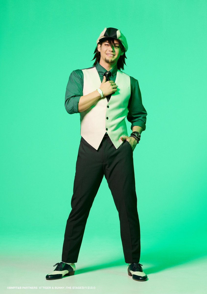 spi_bot_william's tweet photo. 『TIGER & BUNNY』THE STAGE にて、鏑木・T・虎徹役を務めさせていただきます、spi(すぴ)です。
長年、本当に多くの皆様に深く愛され続けている『TIGER & BUNNY』という素晴らしい作品。西田征史さんが生み出された胸を熱くする物語、桂正和先生の手がけられた魅力あふれるキャラクター、さとうけいいち監督をはじめとするクリエイター陣が作り上げた唯一無二の世界、そして平田広明さんが圧倒的な魅力で魂を吹き込んでこられた「ワイルドタイガー」こと鏑木・T・虎徹という偉大なヒーローを演じさせていただくことになり、身の引き締まる思いと同時に、強い責任感を感じています。

原作に関わるすべての皆様、そしてシュテルンビルト市民の皆様が大切にされてきた「おじさん」の背中を、自信を持って舞台の上でお見せできるよう、キャスト・スタッフの皆さんと共に、全身全霊で作品に向き合ってまいります。

劇場で最高のステージをお届けすることをお約束します！よろしくお願いいたします！

ps
このスーツも、着て撮影させていただきました！