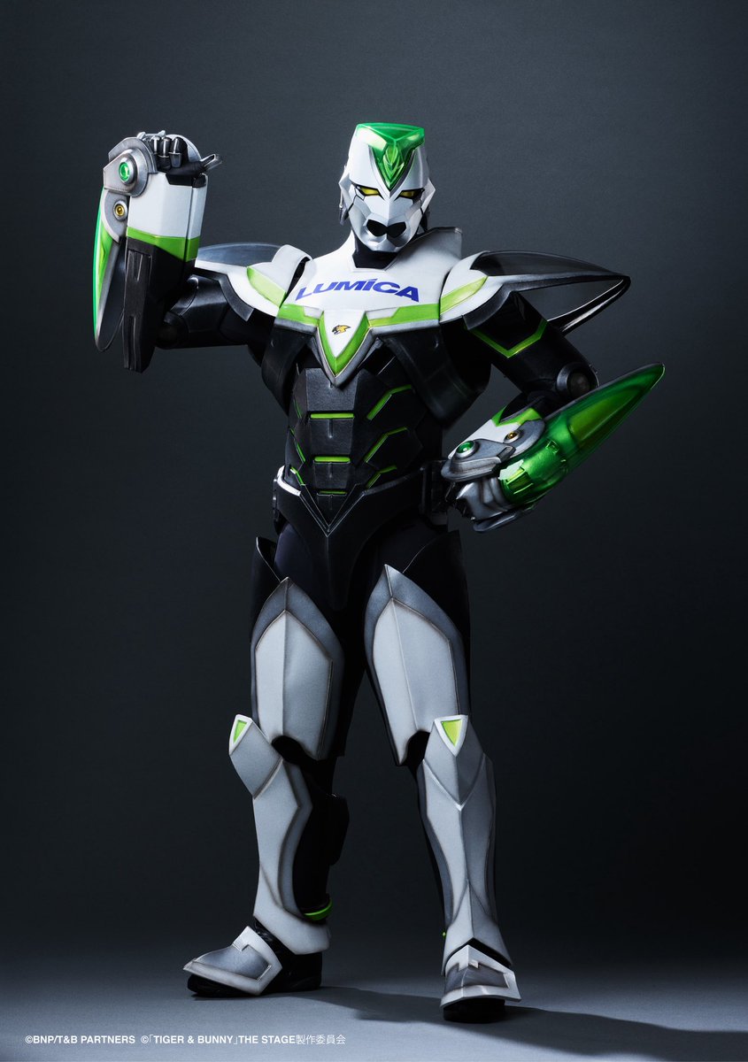 spi_bot_william's tweet photo. 『TIGER & BUNNY』THE STAGE にて、鏑木・T・虎徹役を務めさせていただきます、spi(すぴ)です。
長年、本当に多くの皆様に深く愛され続けている『TIGER & BUNNY』という素晴らしい作品。西田征史さんが生み出された胸を熱くする物語、桂正和先生の手がけられた魅力あふれるキャラクター、さとうけいいち監督をはじめとするクリエイター陣が作り上げた唯一無二の世界、そして平田広明さんが圧倒的な魅力で魂を吹き込んでこられた「ワイルドタイガー」こと鏑木・T・虎徹という偉大なヒーローを演じさせていただくことになり、身の引き締まる思いと同時に、強い責任感を感じています。

原作に関わるすべての皆様、そしてシュテルンビルト市民の皆様が大切にされてきた「おじさん」の背中を、自信を持って舞台の上でお見せできるよう、キャスト・スタッフの皆さんと共に、全身全霊で作品に向き合ってまいります。

劇場で最高のステージをお届けすることをお約束します！よろしくお願いいたします！

ps
このスーツも、着て撮影させていただきました！