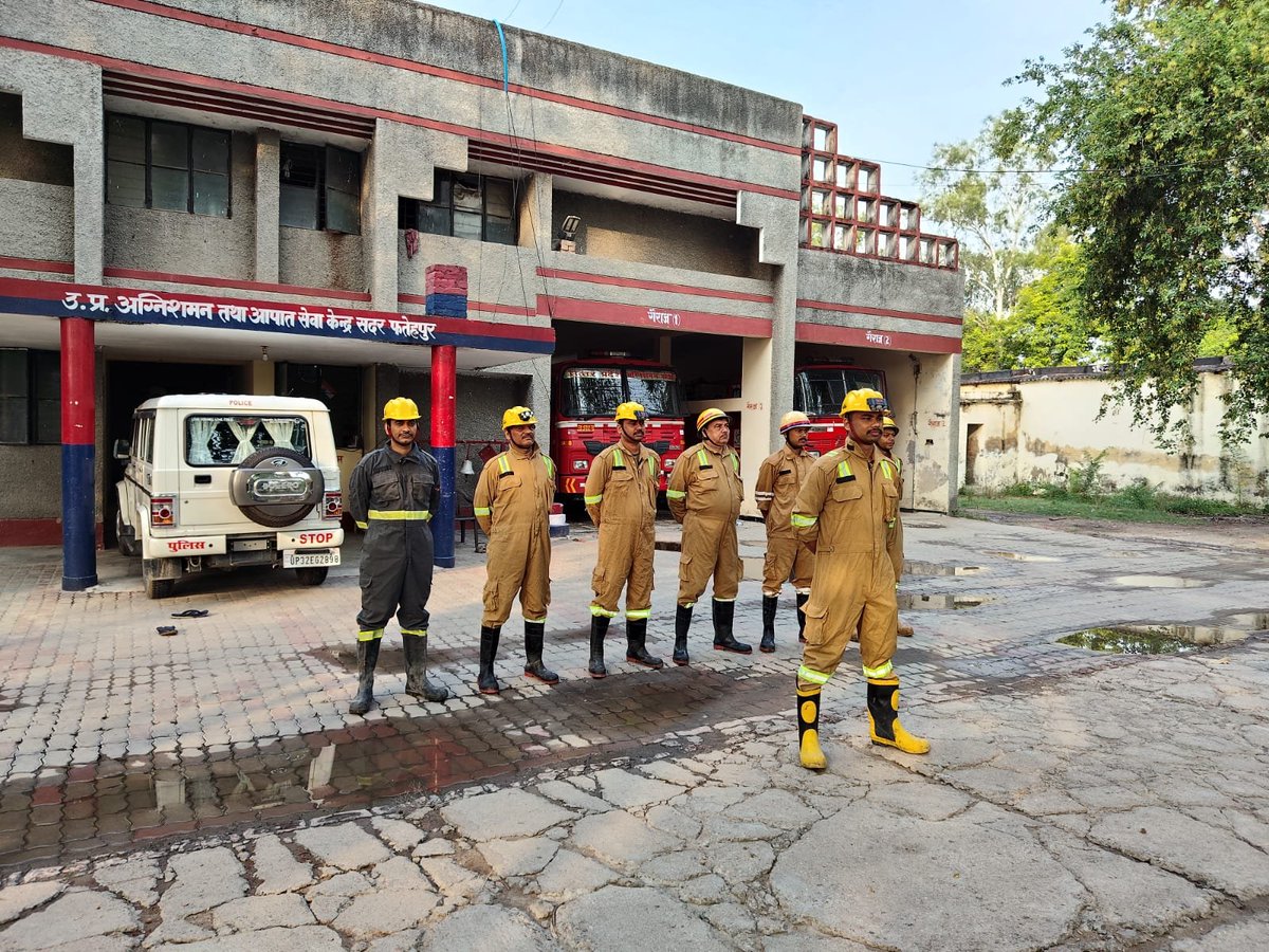 fatehpurfire's tweet photo. आज CFO फतेहपुर महोदय के कुशल निर्देशन में फायर स्टेशन सदर पर एक वृहद अग्निशमन मॉक ड्रिल का आयोजन किया गया। इस विशेष अभ्यास का मुख्य उद्देश्य आपातकालीन स्थितियों में त्वरित और प्रभावी प्रतिक्रिया (Quick Response) सुनिश्चित करना तथा अग्निशमन उपकरणों की कार्यशीलता को परखना था। https://t.co/f0UmswQ5Jc