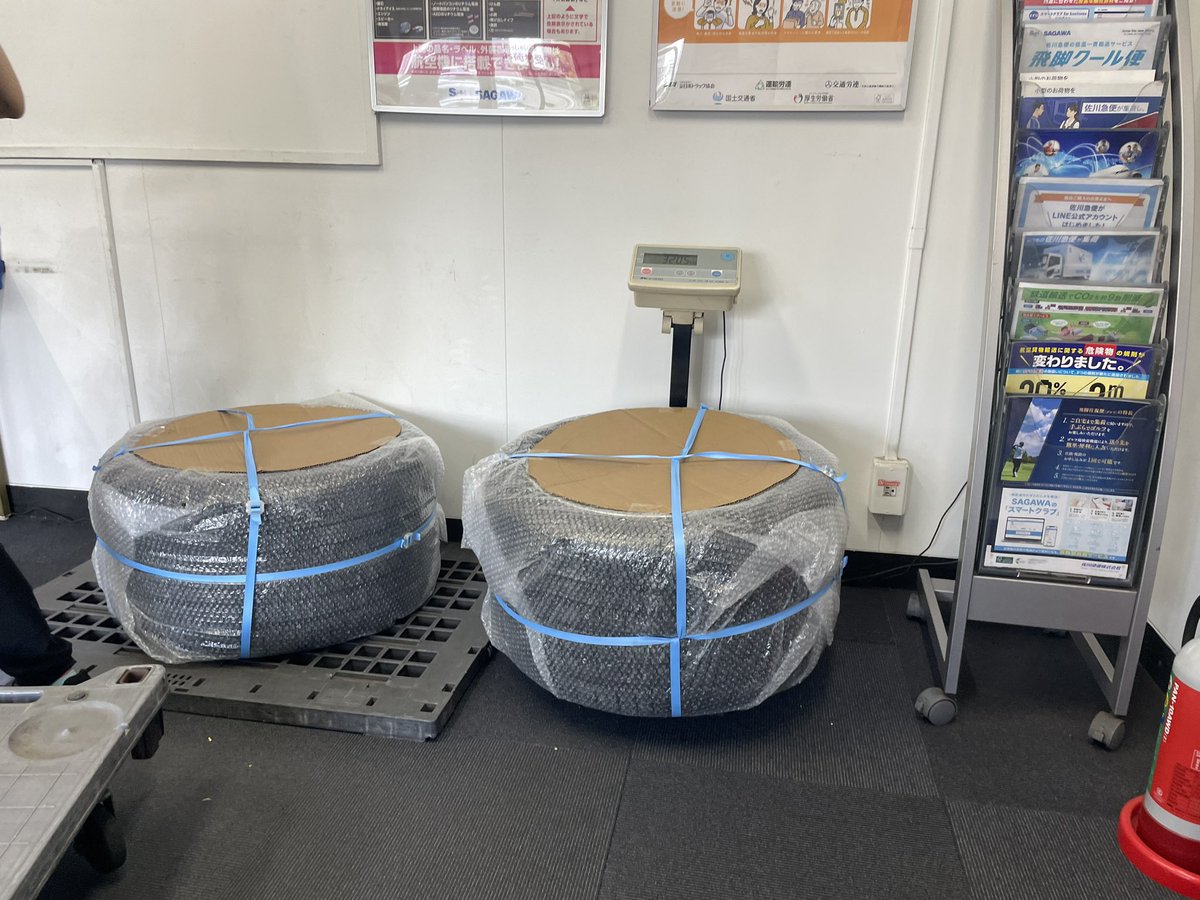 r31329102's tweet photo. 今日は
売れたムルシエラゴのリアタイヤホイール付き
重すぎてヤマト運輸では送れない為
佐川急便に変更
佐川には
2本をバラしてくださいと言われたけど
これ1本なんです。
重くてごめんなさいね！

#佐川急便
#ヤマト運輸
#ムルシエラゴ
#GTNファクトリー https://t.co/yfSYWxicmU