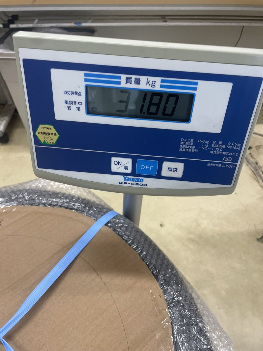 r31329102's tweet photo. 今日は
売れたムルシエラゴのリアタイヤホイール付き
重すぎてヤマト運輸では送れない為
佐川急便に変更
佐川には
2本をバラしてくださいと言われたけど
これ1本なんです。
重くてごめんなさいね！

#佐川急便
#ヤマト運輸
#ムルシエラゴ
#GTNファクトリー https://t.co/yfSYWxicmU