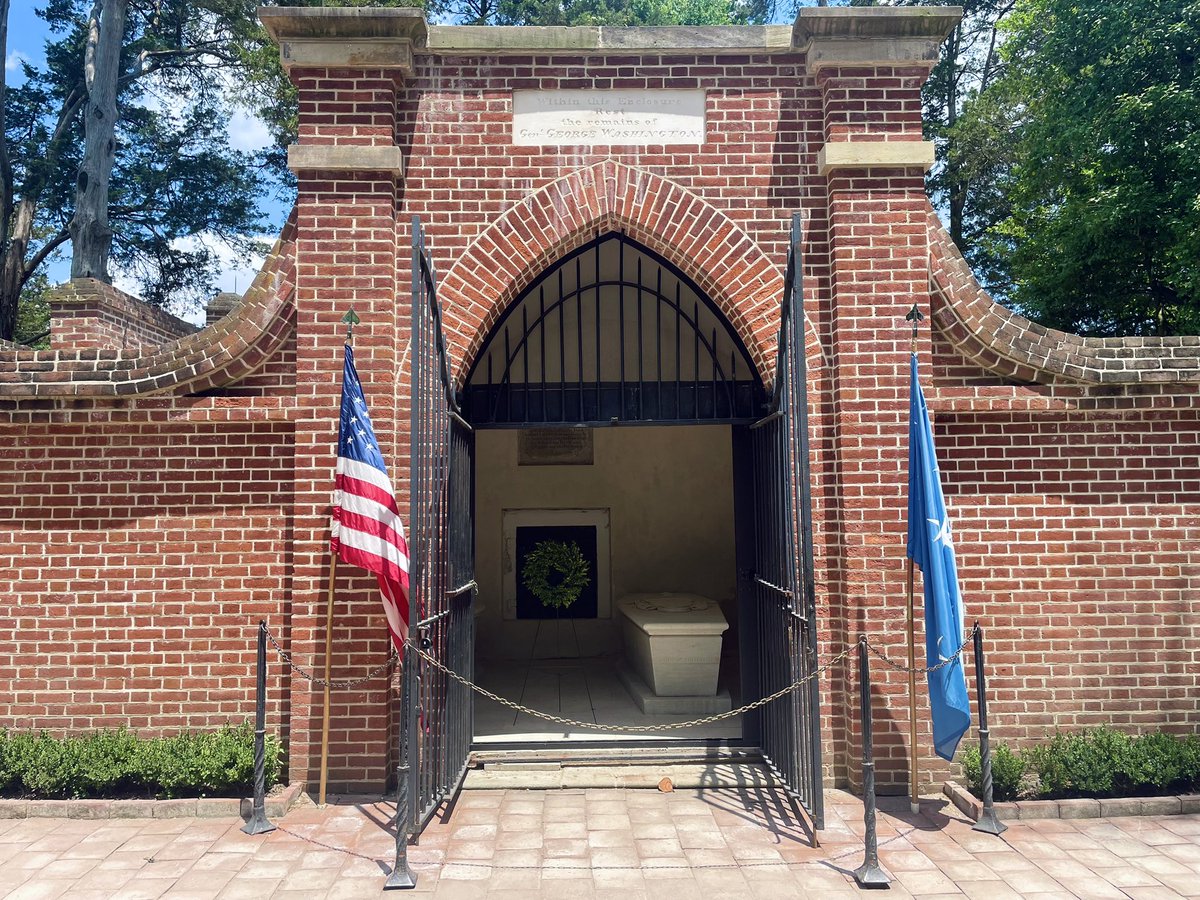 _ApeRoom's tweet photo. I was in D.C. a couple weeks ago, and I had the fortune of visiting Mount Vernon while I was there. Gorgeous estate with some of the lushest and largest vegetation I’ve ever seen (I say this as someone from Arizona). I’m thrilled I was able to be there on this year of all years. https://t.co/jER9VDiU9N