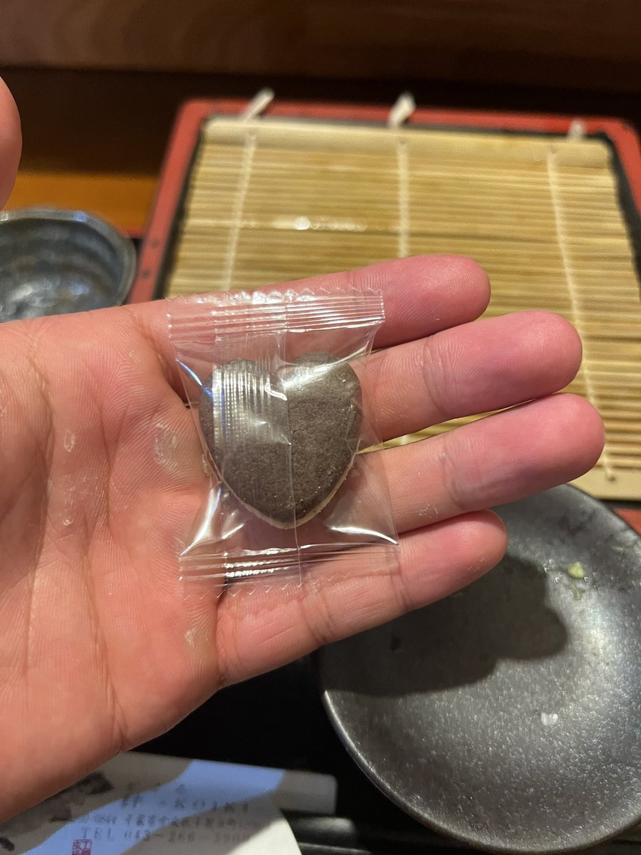 Loliconty's tweet photo. 店にいた看板娘にナンパしたらハート型チョコもらちゃった！
まぁ、相手結婚してて無事死亡したが... https://t.co/kJcurKuhy5