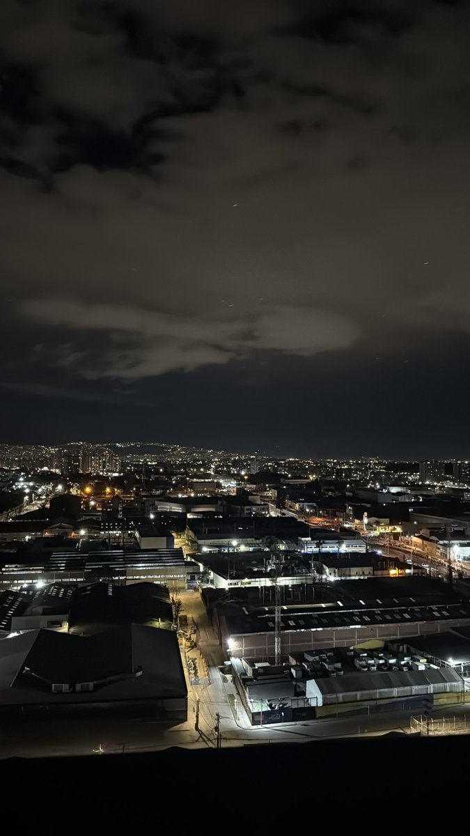 camimios1's tweet photo. Confieso que soy capaz de despertar con luz, solo por mi vista antes de dormir… vale mil la pena https://t.co/PMyuo9lZgL