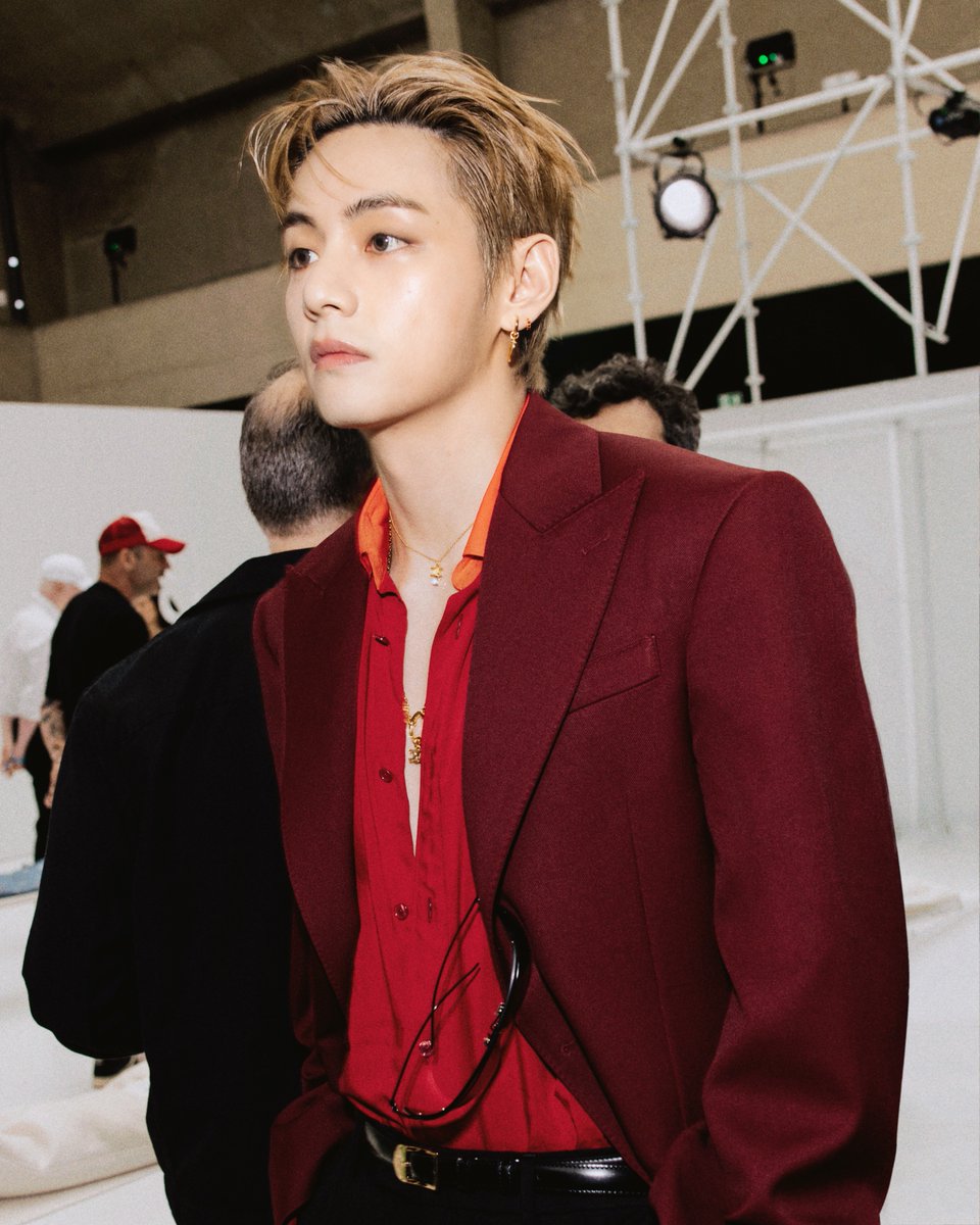 mintmag_th's tweet photo. จัดมาอีกโมเมนต์ของหนุ่ม #V #BTS Global Brand Ambassador ของ Celine ร่วมเฟรมกับคนดัง ภายในงานแฟชั่นโชว์ CELINE MEN PRINTEMPS - ETE 2027 ที่จัดขึ้นเมื่อวันอาทิตย์ที่ผ่านมา เรียกได้ว่านอกจากการชมโชว์คอลเล็กชั่นใหม่แล้ว ยังได้เห็นความปังของหนุ่มคนนี้ 💚

V FOR CELINE FASHION SHOW
TAEHYUNG TAEHYUNG
#VxCelineSS27
#Celine
#CelineSS27
#MichaelRider
#MintNews