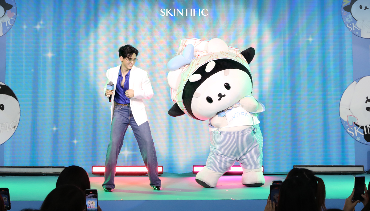 SkintificTH's tweet photo. 💙 This matte hits different Too good to resist  — SKINTIFIC Stay Matte, Stay Fun x POLCASAN Matte ทุกโพ No หยือ✨

 รวมทุกโมเมนต์สุดพิเศษของ ‘พ่อพ่อ นิว ฐิติภูมิ และ โพก้าซัง’ ที่มาร่วมสร้างความทรงจำสุดน่ารักไปด้วยกัน 
ตั้งแต่โมเมนต์ที่โพก้าซังได้อยู่บนตลับคุชชั่น ไปจนถึงรอยยิ้ม เสียงเชียร์ และพลังความรักจากแฟน ๆ ที่ส่งมาให้เต็มพื้นที่ Union Mall ขอบคุณทุกคนที่มาร่วมสร้างวันดี ๆ และโมเมนต์สุดประทับใจไปพร้อมกับ SKINTIFIC  💙

#SKINTIFIC #SKINTIFICTH #SKINTIFICxPOLCASAN #SKINTIFICMatteทุกโพNoหยือxPOLCASAN #SKINTIFICxPOLCASAN #SKINTIFICMatteนี้สนุกไม่หยุด