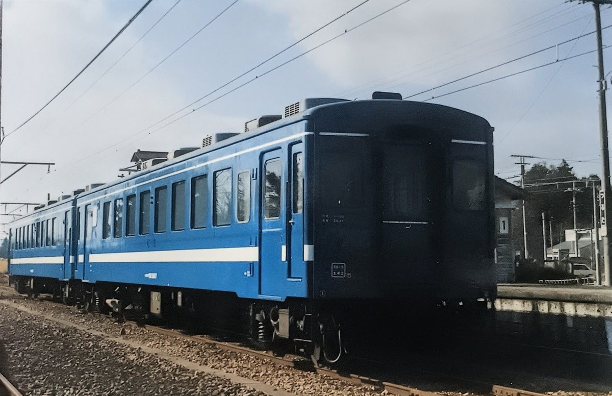 hUeNQDbS5X44497's tweet photo. #50系客車
オハ50-5007、（元オハ50-2107)
オハフ50-5007（元オハフ50-2043)　青函トンネル快速海峡号用改造車で改造名義は大宮になってましたが富士重工で実際は改造していたのかも？
1987年頃　鶴田駅 https://t.co/Vrl92fG2ne