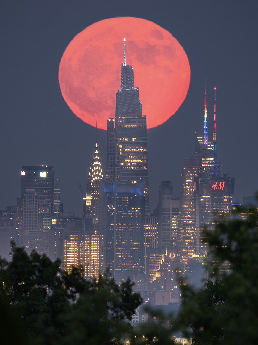 DanTVusa's tweet photo. “Strawberry Moon” 🍓🌕
Tonight’s Full Moon rising over midtown Manhattan. Photographed from over 14 miles away from #NewYorkCity 
#strawberryMoon #FullMoon https://t.co/O5i9sat3qD