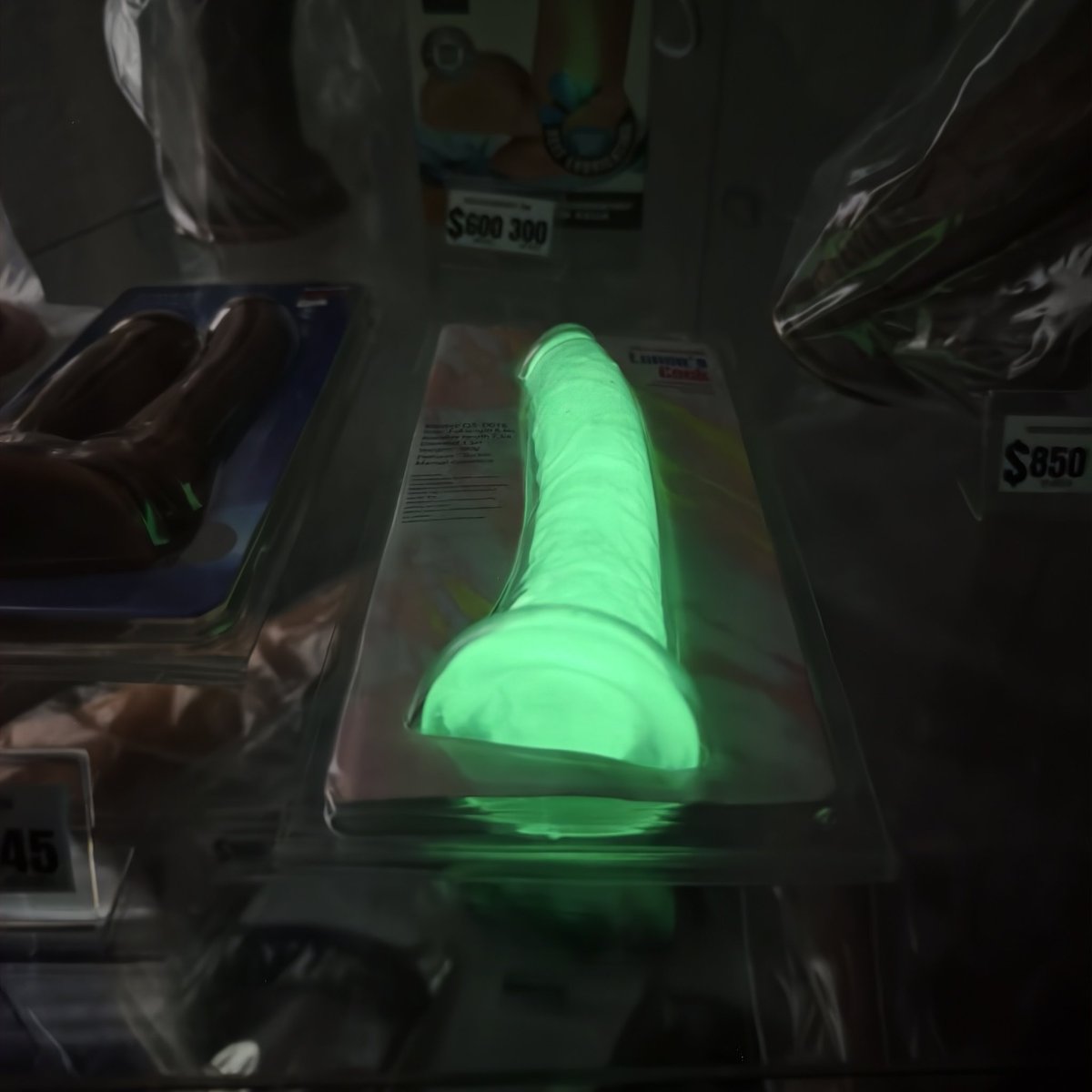 ManyPoppers's tweet photo. Dildo neón https://t.co/DiQdWUOnVW