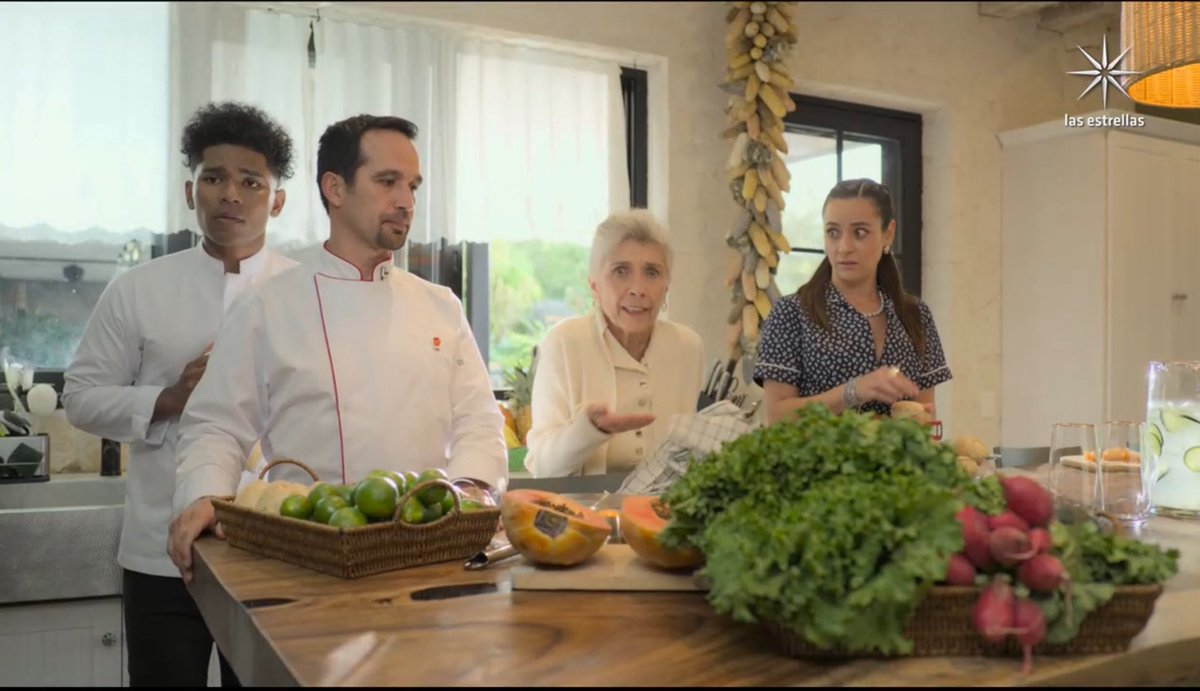 elguana7's tweet photo. Viendo el chisme por la TV. 
Qué bueno que la patrona está bien. #GuardiánDeMiVida https://t.co/6zPcR7Pmw3
