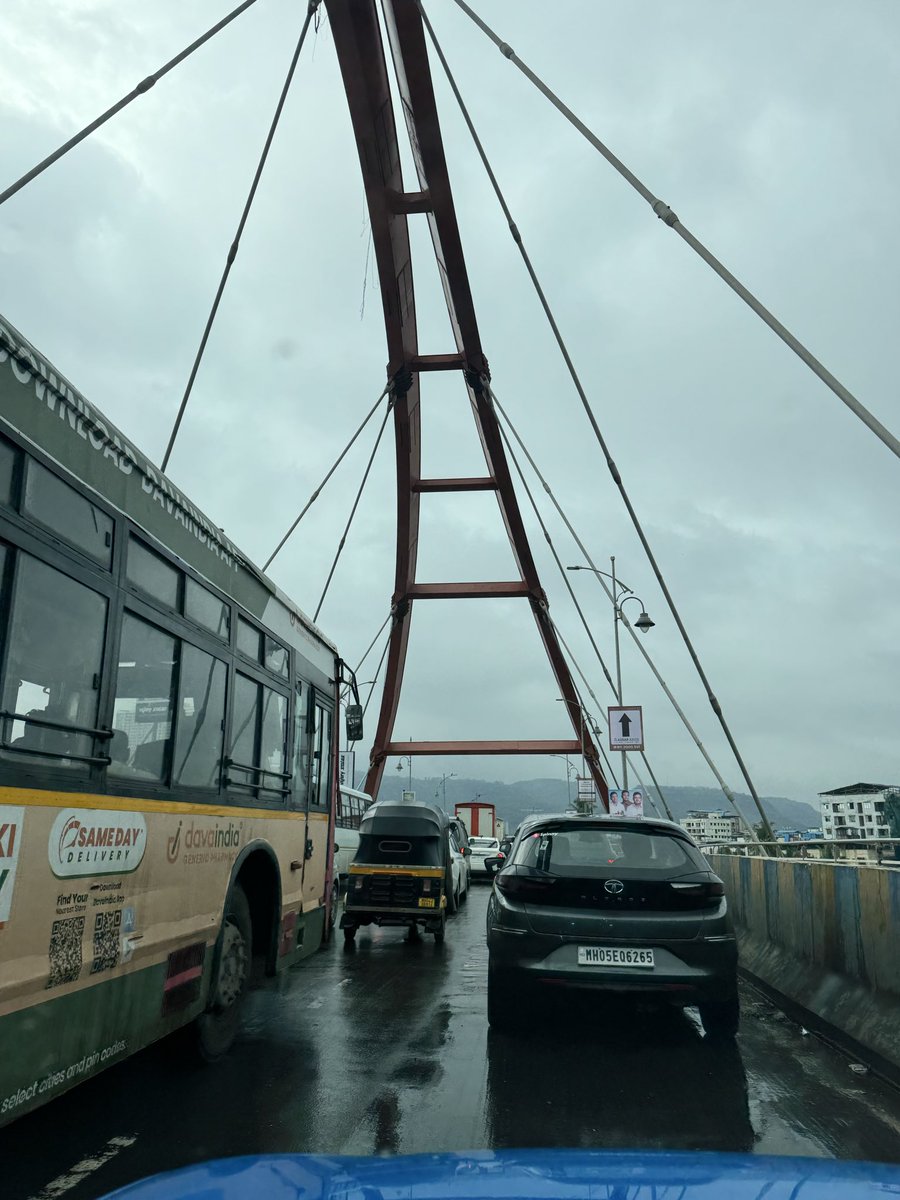 jayesh_budhrani's tweet photo. Today again, heavy traffic at New Kalwa Bridge. Despite being an engineering marvel for Kalwa, commuters face long delays every day. Requesting @ThaneCityPolice and the concerned authorities to improve traffic management and provide a lasting solution. #Kalwa #Thane https://t.co/Wp3U2uFgKP