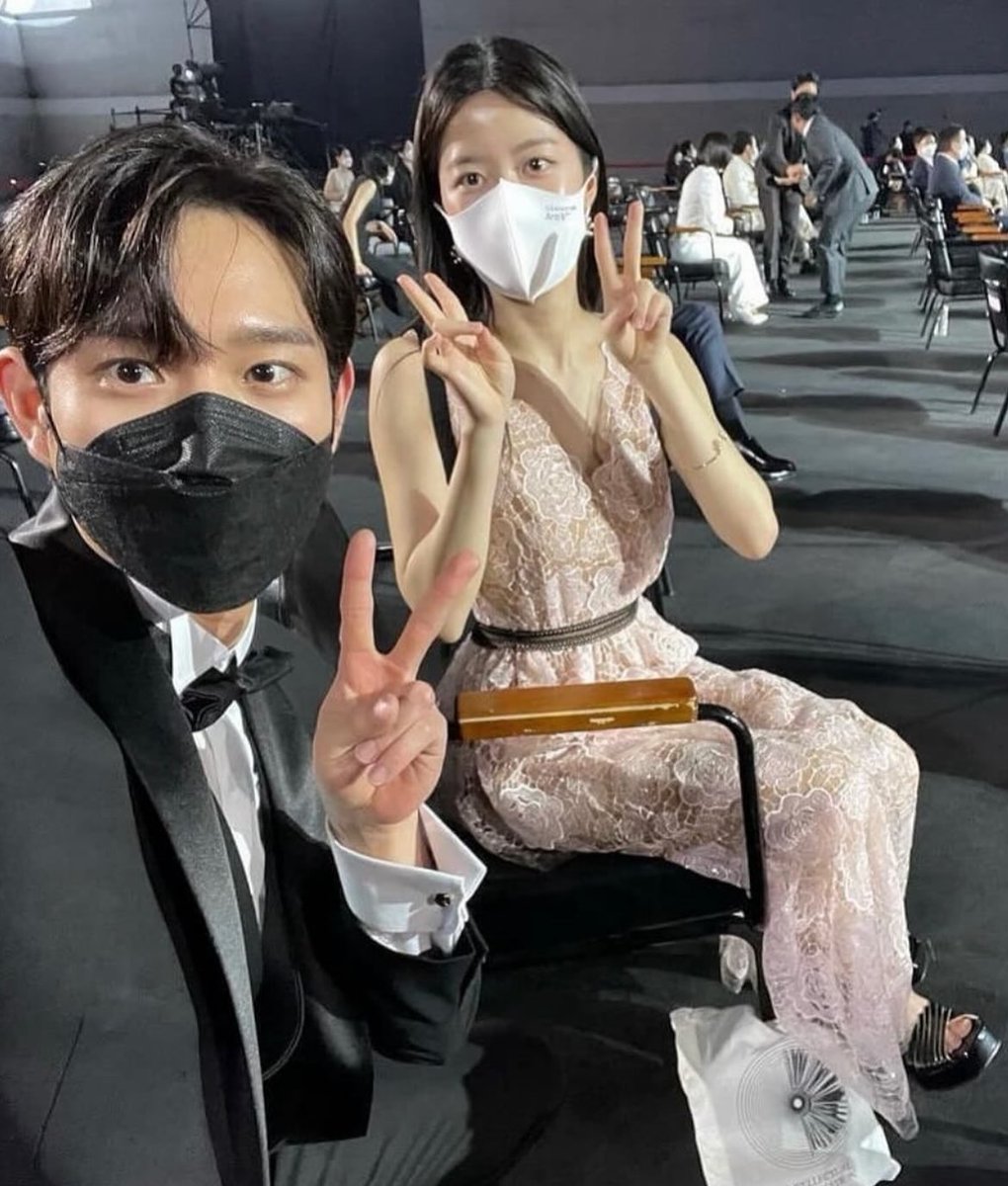 xsparklingxbluu's tweet photo. how she posted             how he posted
him                                      her https://t.co/N873nsYep0