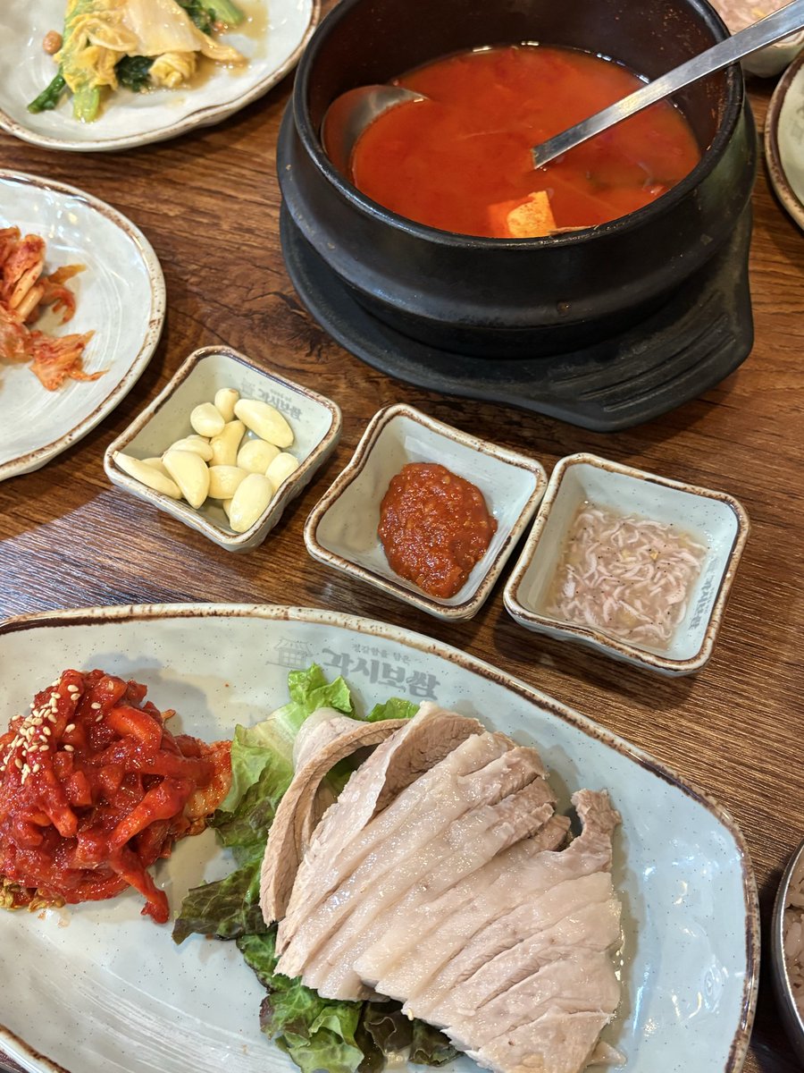 nyam_cherry's tweet photo. 보쌈정식 https://t.co/Dkw7XgJcDA