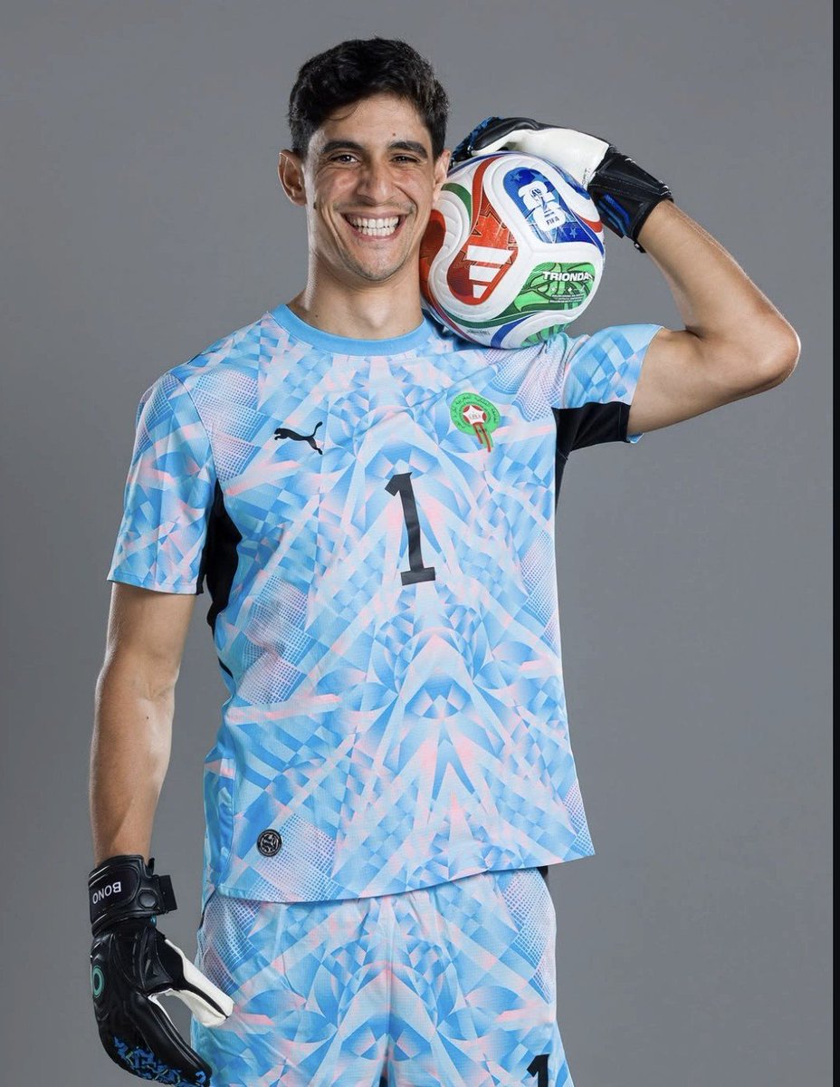 frabigol's tweet photo. Atajando el penal clave CON UNA SOLA MANO, el héroe popular más grande del mundo sigue dandonos alegrías. Gracias vieja por hacerme hincha de Marruecos, otro batacazo más y van. Yassine Bounou es mi héroe. https://t.co/2wwjyqWCu4