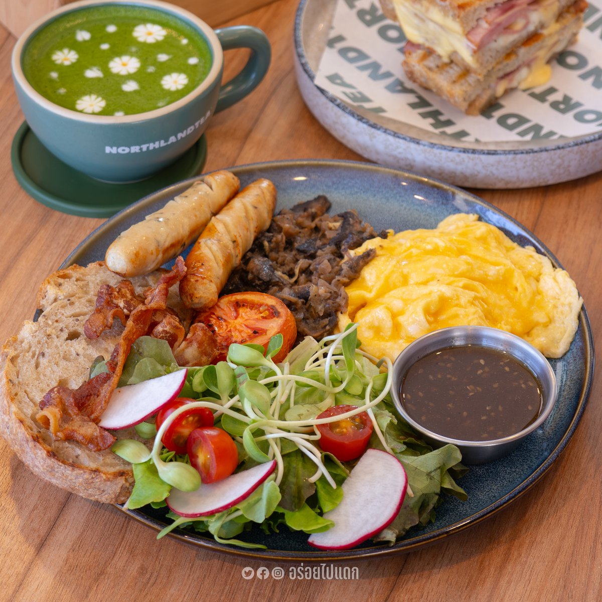 aroypaidaek's tweet photo. ใครที่ชอบชามากกกกกกก ขอแนะนำร้าน Northlandtea's home สนามบินน้ำเลยครับ นอกจะจะมีชาให้เลือกกว่า 30 แบบแล้ว ยังมีมัตฉะและซาวร์โดอร่อยๆด้วยนะครับ
ใครที่เป็นสาวกชาผมขอแนะนำเลยครับ https://t.co/poxIyzBWWq
