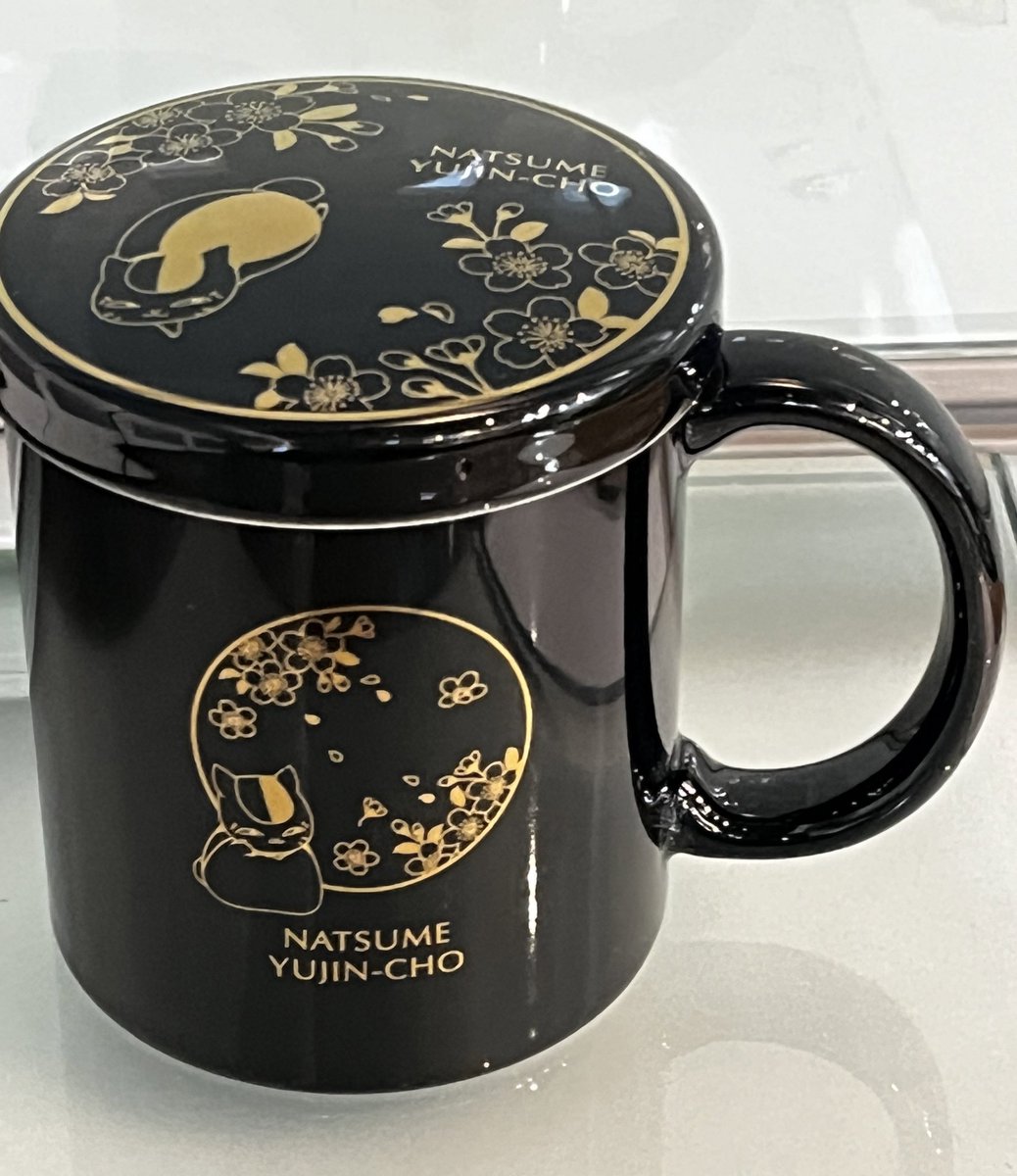 ニャンコ先生のグッズ発売中🐈 蓋付きマグカップは裏にも蓋にも