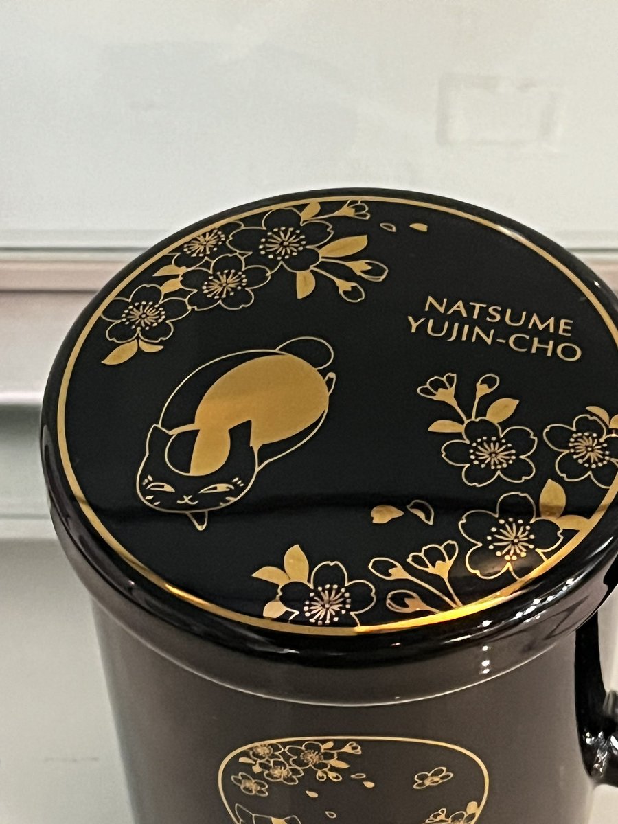 ニャンコ先生のグッズ発売中🐈 蓋付きマグカップは裏にも蓋にも