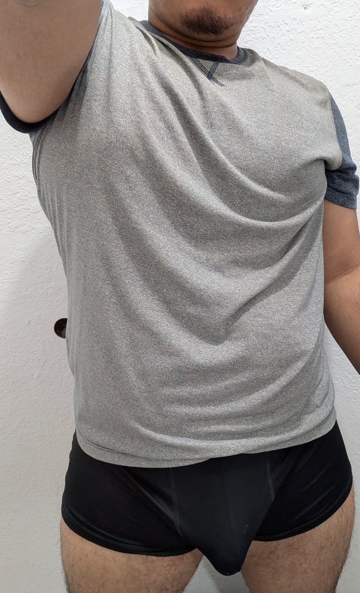 KR3OUX's tweet photo. Haven't worn this since highschool https://t.co/1VcLHsMURD