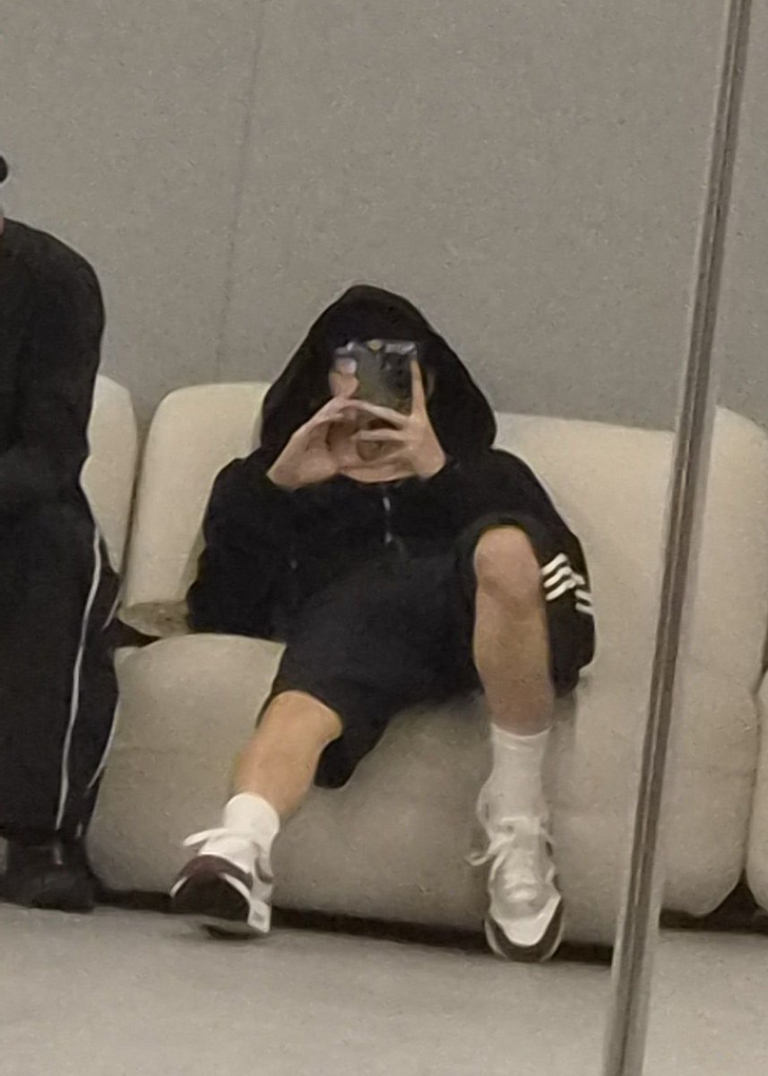 chrryever's tweet photo. 반바지 자주 입넹 기야움 https://t.co/yw3m8BHvUA