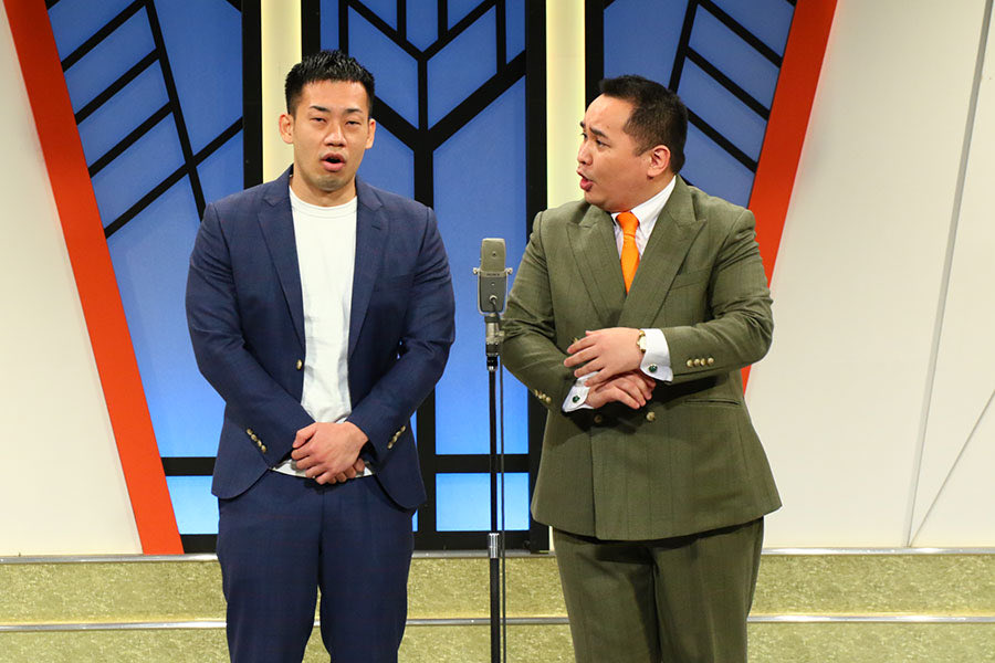 rinten59655542's tweet photo. A「後輩がな、悪性リンパ腫の患者さんでASTがマイナス打ちしたって言いよんねん」

B「ほな測定異常やないかい。ASTがマイナスって、肝臓が急に徳を積み始めたわけちゃうからね」

A「でも後輩が言うには、検体量はちゃんとあったらしいねん」

B「ほなサンプル不足ちゃうかぁ。検体量不足で吸えてないとか、デッドボリュームで変な反応になったとかではなさそうやな」

A「でな、溶血も乳びも黄疸も、そこまで強くなかったらしいねん」

B「ほな見た目の干渉でもなさそうやな。ASTがマイナス打ちした時に、まず外観見るのは大事やけど、そこで犯人が立ってないなら次行かなあかん」

A「しかも再検しても、やっぱりASTがマイナス方向に振れるらしいねん」

B「ほな装置が寝ぼけてるだけでもなさそうやな。1回だけならたまたまもあるけど、再検して同じ挙動なら、検体か測定系のどっちかがちゃんと悪さしてるやつや」

A「でもALTはそこまで変な動きしてないらしいねん」

B「ほな肝障害そのものの話とは違うかぁ。ASTだけマイナス打ちしてるなら、“患者さんの肝臓がどうこう”より、“ASTの測定反応で何が起きてるか”を見に行かなあかんねん」

A「でな、その患者さん、悪性リンパ腫でLDHがめちゃくちゃ高いらしいねん」

B「急に本命出てきたやないかい。悪性リンパ腫でLDH高いって聞いた瞬間、AST測定系がざわつき始めるからね」

A「LDHが高いとASTに関係あるん？」

B「あるんよ。ASTの測定は、ASTだけが単独で光ってるわけちゃうねん。
ASTの反応でできたオキサロ酢酸をMDHが処理して、その時のNADHの吸光度変化を見る測定系やねん」

A「NADHの減り方を見るやつやな」

B「そうや。つまりAST測定は、“AST本人”というより、“NADHがどう減るか”を見てる世界やねん。
そこにLDHが高い検体とか、ピルビン酸っぽい反応物質が絡むと、NADHを使う別ルートが横入りしてくることがある」

A「横入り？」

B「そう。ASTの主反応を見る前に、検体由来のLDH関連反応が先に走って、NADHの吸光度変化が変な形になることがあるねん。
そうなると装置から見たら、“ASTの反応が普通と違いますけど？”ってなる」

A「だからASTがマイナス打ちするん？」

B「そういうことやな。ASTが体内でマイナスになったんやなくて、測定系の中で吸光度変化の向きやタイミングが崩れて、結果としてマイナス方向に見えてる可能性が高い」

A「でもASTって肝機能の項目やろ？」

B「そこが罠やねん。ASTが異常値ならすぐ肝臓を見るのは分かる。
でも“マイナス打ち”は臨床値として解釈する前に、まず反応過程を見るべきやねん。
患者さんの肝臓がマイナスなんじゃなくて、測定系が悲鳴上げてる可能性がある」

A「じゃあ何を確認したらええん？」

B「まず反応タイムコースやな。
初期吸光度、反応の立ち上がり、主波長と副波長、アラーム、プロゾーンっぽい挙動、再検時の再現性。
それからLDH値、希釈再検、別法確認、必要ならメーカー確認や」

A「希釈したら分かるん？」

B「分かることが多い。
検体由来の干渉が強いなら、希釈で反応挙動が改善することがある。
逆に希釈しても変わらないなら、また別の要因を考えなあかん」

A「ほな結論は？」

B「悪性リンパ腫患者でASTがマイナス打ち。
検体量は問題なし。
外観干渉も目立たない。
再検しても同じ。
ALTはそこまで変じゃない。
LDHが著高値。

ここまで揃ったら、“ASTが本当にマイナス”やなくて、LDH著高などによるAST測定系の反応干渉を疑わなあかんねん」

A「後輩に伝えとくわ」

B「頼むわ。
ASTがマイナス打ちした時に、“肝機能が低すぎる”って読むんやなくて、
“そのNADH、誰が減らしてるん？”って見に行かなあかんで」