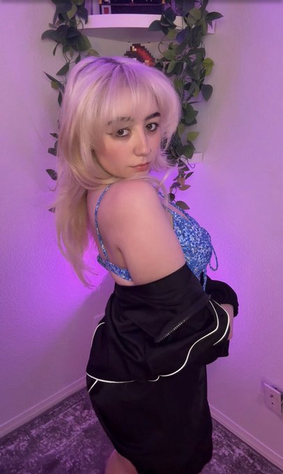 Kay :) - OKAY GUYS if you wanna buy my feet pics and worship me JUST SAY THAT!!! (And send me all your money) like it’s not that hard 😔😔 https://t.co/XObGzLO9Q8