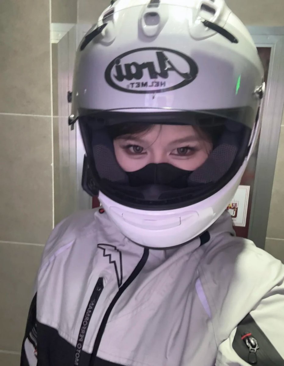 queensofenywuch's tweet photo. Arai ヘルメット装着完了🏍️
ライダージャケットに身を包み、走りに向けて準備 OK。
ヘルメット越しの目線で今日の道を楽しみに。
#バイク女子 #ライダー女子 #Arai #単車自撮り #バイクライフ https://t.co/pc9wEZVDOX