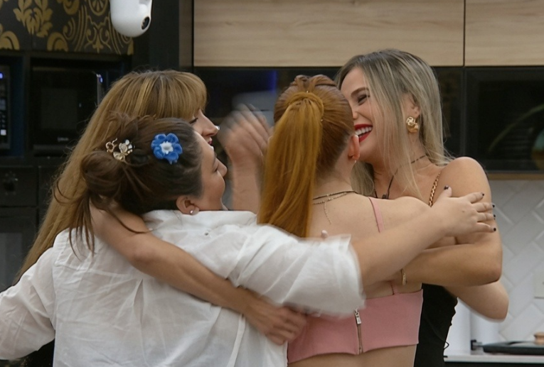 TronkOficial's tweet photo. MI FINAL: Sol, Pincoya, Campanita y Cinzia son las únicas que lideran las tendencias en Argentina tras las placa positiva en #GranHermano