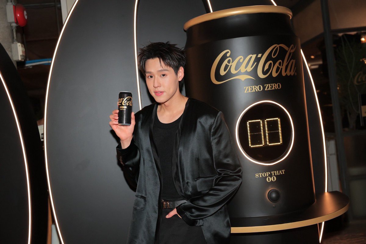 SuperstarnewsTH's tweet photo. เปิดตัว “โค้ก” ซีโร่ ซีโร่ สูตรไม่มีน้ำตาล ไม่มีกาเฟอีน ประเทศแรกในเอเชียตะวันออกเฉียงใต้
ดึง #บิวกิ้นพุฒิพงศ์ เสิร์ฟความอร่อยซ่าแบบมีสไตล์ ซ่าได้ทุกเวลาแม้ยามค่ำคืน
 
#CokeZeroZero #คืนไหนก็ซ่ามีสไตล์ได้ไม่ต้องซี #BILLKINxCokeZeroZero
 
กรุงเทพฯ 30 มิถุนายน 2569 - “โค้ก” โดยกลุ่มธุรกิจโคคา-โคล่า ในประเทศไทย อันประกอบไปด้วย บริษัท ไทยน้ำทิพย์ คอร์ปอเรชั่น จำกัด (มหาชน) บริษัท หาดทิพย์ จำกัด (มหาชน) และบริษัท โคคา-โคล่า (ประเทศไทย) จำกัด ประเดิมเปิดตัวผลิตภัณฑ์ “โค้ก” ซีโร่ ซีโร่ สูตรไม่มีน้ำตาล ไม่มีกาเฟอีน เป็นประเทศแรกในภูมิภาคเอเชียตะวันออกเฉียงใต้ ชูคอนเซปต์ “คืนไหนก็ซ่ามีสไตล์ได้ ไม่ต้องซี ” อร่อยซ่ากับรสชาติไอคอนิกของ “โค้ก” ได้ทุกเวลา ไม่ว่าจะเป็นตอนกลางคืนก็ดื่มได้แบบไร้กังวล พร้อมดึง บิวกิ้น-พุฒิพงศ์ อัสสรัตนกุล เปิดตัวผลิตภัณฑ์ที่จะมายกระดับทุกค่ำคืนให้มีสไตล์ พร้อมกับอร่อยซ่าในแบบฉบับของ “โค้ก” แบบไม่มีน้ำตาลและไม่มีกาเฟอีน สอดรับกับความต้องการอันหลากหลายของผู้บริโภครุ่นใหม่ที่อยากสนุกกับทุกโมเมนต์ ไม่ว่าจะเป็นการสังสรรค์กับเพื่อน นั่งดูหนัง หรือเอนจอยกับมื้อค่ำ ได้อย่างเต็มที่ทุกช่วงเวลาโดยไม่ต้องกังวล
 
กิติศักดิ์ มโนรัตนา ผู้อำนวยการอาวุโสฝ่ายการตลาด โคคา-โคล่า ประเทศไทย กล่าวว่า “เป็นเรื่องน่าตื่นเต้นอย่างยิ่งที่ประเทศไทยได้เปิดตัว “โค้ก” ซีโร่ ซีโร่ เป็นประเทศแรกในภูมิภาคเอเชียตะวันออกเฉียงใต้ โดย โคคา-โคล่า เล็งเห็นว่าเทรนด์ของพฤติกรรมผู้บริโภคมีความหลากหลายและเปลี่ยนแปลงอยู่เสมอ จึงเป็นโอกาสที่เราจะขยายพอร์ตโฟลิโอด้วยนวัตกรรมล่าสุด “โค้ก” ซีโร่ ซีโร่ สูตรไม่มีน้ำตาล ไม่มีกาเฟอีน ควบคู่ไปกับผลิตภัณฑ์ “โค้ก” ออริจินัล และ “โค้ก” ซีโร่ เพื่อเป็นอีกหนึ่งทางเลือกให้กับผู้บริโภคที่ชื่นชอบรสชาติอร่อยซ่าของ “โค้ก” แต่อยากควบคุมปริมาณกาเฟอีนในตอนเย็นหรือกลางคืน เราจึงอยากให้ทุกคนได้ซ่ากับ “โค้ก” ก่อน แล้วค่อยนอน แบบไม่ต้องกังวล”
 
“โค้ก” ซีโร่ ซีโร่ เปิดตัวด้วยกิจกรรมเอ็กคลูซีฟสุดแกลม ยกระดับประสบการณ์ความซ่าแบบมีสไตล์ในงาน Zero Zero Night Out Party ชวนเหล่าครีเอเตอร์มาร่วมสัมผัสประสบการณ์ความซ่ามีไสตล์ได้ในยามค่ำคืนได้แบบไม่ต้องซี ณ ชั้น 3 The Commons Thonglor เนรมิตพื้นที่ร้านให้กลายเป็น Night Takeover สุดชิค พร้อม “บิวกิ้น-พุฒิพงศ์ มาร่วมสร้างโมเมนต์พิเศษ กับเหล่าครีเอเตอร์สุดแกลม เปิดประสบการณ์ความซ่ากับกิจกรรมต่าง ๆ ในงาน เช่น การถ่ายรูปสไตล์ Editorial พร้อมแฮงเอาต์ท่ามกลางบรรยากาศสุดมีสไตล์ เติมเต็มค่ำคืนให้สมบูรณ์แบบยิ่งขึ้นด้วยเสียงเพลงจากดีเจรุ่นใหม่มาแรง DJ TIITO ที่มาร่วมรังสรรค์จังหวะและพลังของคืนแห่งไลฟ์สไตล์ เพื่อสะท้อนภาพลักษณ์ของ “โค้ก” ซีโร่ ซีโร่ ในฐานะเครื่องดื่มที่ตอบโจทย์คนรุ่นใหม่ที่ซ่า มีสไตล์ และพร้อมสนุกไปกับทุกโมเมนต์ของค่ำคืนโดยไม่ต้องกังวล
 
นอกจากนี้โคคา-โคล่า ยังเชื่อมต่อประสบการณ์ออฟไลน์ไปสู่ออนไลน์ด้วยการชวนครีเอเตอร์มาสร้างสรรค์ไอเดียมื้อดึกเก๋ ๆ คู่กับ “โค้ก” ซีโร่ ซีโร่ พร้อมชวนทุกคนซ่าแบบมีสไตล์อย่างต่อเนื่องกับผ่านโปรโมชันสุดคุ้ม ที่จะมีการร่วมมือกันกับ Grab Dine Out และ GrabFood เพื่อจุดประกายความซ่าให้การสังสรรค์ยามค่ำคืน ยกระดับไปอีกขั้นด้วยอีกหนึ่งกิจกรรม “Night MIT” ที่พาเหล่าเซเลบลงพื้นที่สู่ย่านไลฟ์สไตล์สุดคึกคักอย่างบรรทัดทองและเยาวราช สร้างกระแสความซ่าให้ดังก้องทั่วเมือง ร่วมกับร้านอาหารกว่า 2,000 แห่งทั่วกรุงเทพฯ

เตรียมซ่าอย่างมีสไตล์ไปด้วยกันกับ “โค้ก” ซีโร่ ซีโร่ ชวนทุกคนมาลิ้มรสความอร่อยซ่าสดชื่นกับ กิจกรรม Pop-up ในย่านที่คึกคักไปด้วยกิจกรรมยามค่ำคืนในกรุงเทพฯ อย่างสีลม สยาม และทองหล่อ ไปจนถึงไนท์บาซาร์เชียงใหม่ พร้อมเชิญชวนแฟน ๆ ร่วมสนุกผ่านชาเลนจ์ ฟิลเตอร์ และแชร์โมเมนต์ #ซ่ามีสไตล์ ในแบบฉบับที่มีสไตล์และเป็นตัวของตัวเองบนโซเชียลมีเดีย
 
“โค้ก” ซีโร่ ซีโร่ สูตรไม่มีน้ำตาล ไม่มีกาเฟอีน มาพร้อมดีไซน์สุดแกลมสีดำทองสุดโดดเด่น วางจำหน่ายแล้ววันนี้ที่ร้านค้าชั้นนำทั่วประเทศและสามารถสั่งซื้อผ่านช่องทางออนไลน์ ทั้งในแบบกระป๋อง 325 มล. และแบบแพ็ก 6 กระป๋อง แบบขวด 510 มล. และขวด 1.5 ลิตร สามารถติดตามกิจกรรมดี ๆ และข่าวสารล่าสุดจาก “โคคา-โคล่า” ประเทศไทย ได้ที่เว็บไซต์ https://t.co/0yMvk3jjWQ หรือ เพจเฟซบุ๊ก Coca-ColaTH