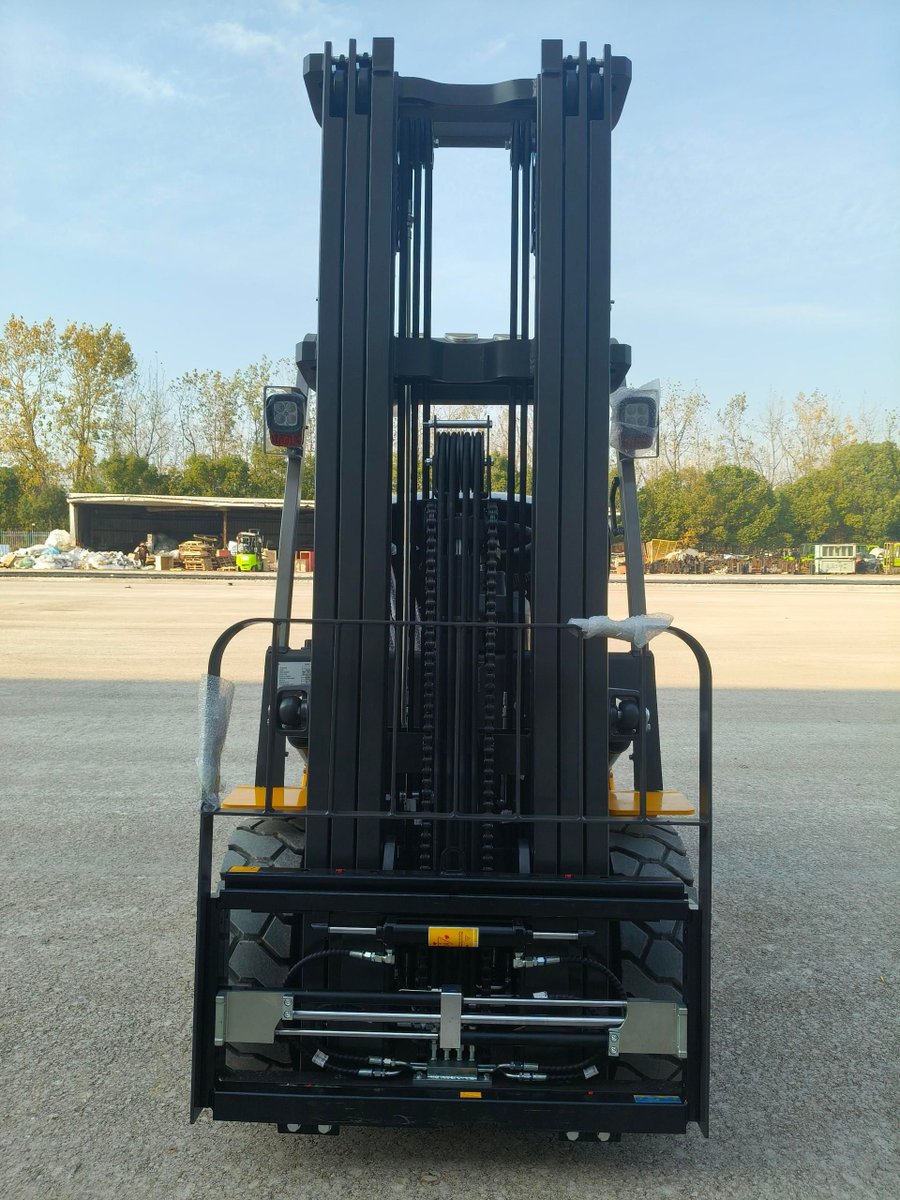 agvforklift's tweet photo. HULK FD30 diesel forklift is delivered to Guyana 🇬🇾🚜. Equipped with a new Xinchai engine, 6m mast, side shifter, and fork positioner, it is designed for stable and efficient material handling in daily operations.
#HULK #FD30 #DieselForklift #XinchaiEngine #MaterialHandling https://t.co/G5t8oEF6Zb