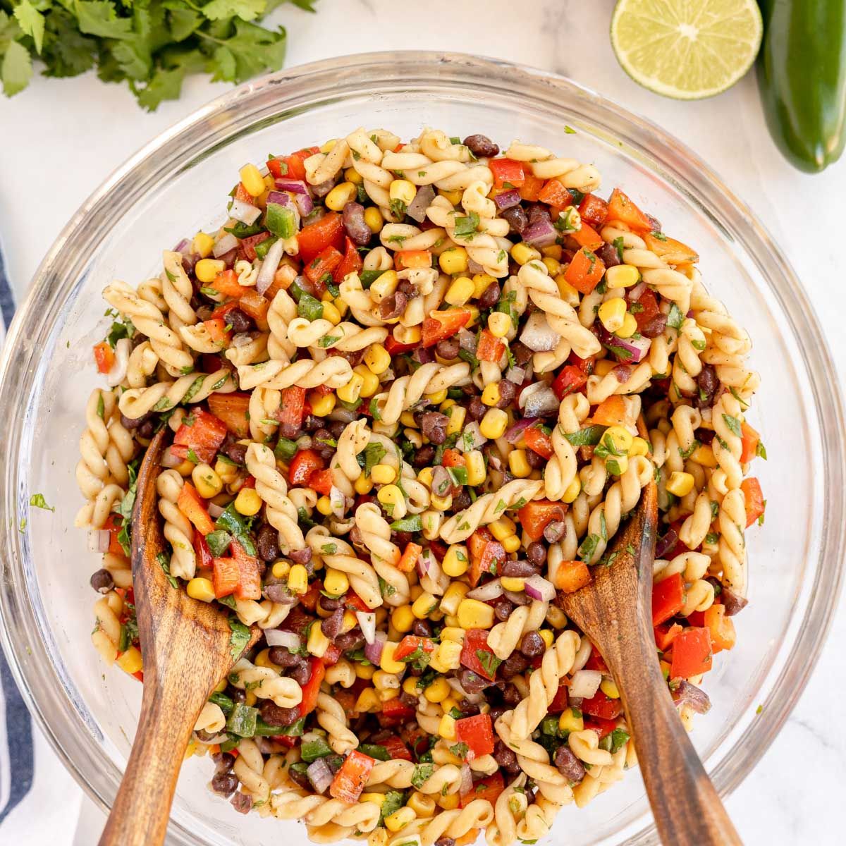 kyleecooks's tweet photo. 13 minutes, no oven, feeds 8, and gets better the longer it sits in the fridge. Southwest pasta salad with lime vinaigrette. #makeaheadsalad #pastasalad #kyleecooks https://t.co/WR19FYxbHW https://t.co/qXuRMRzsnI