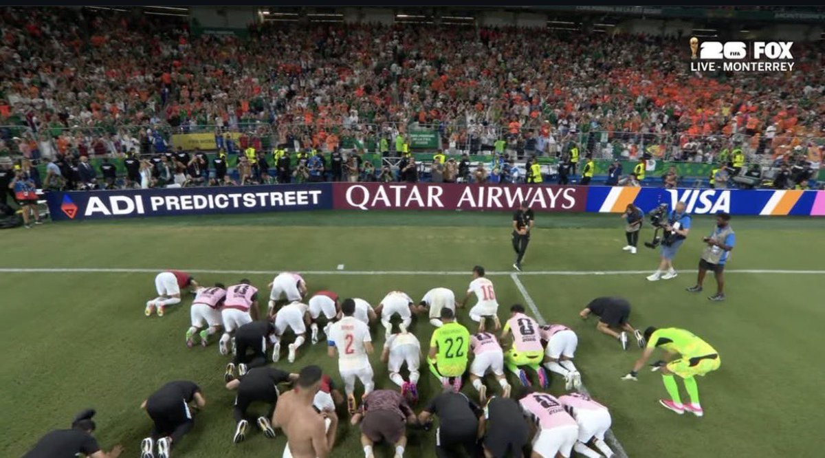 JimmyJ4thewin's tweet photo. Morocco defeats the Netherlands to advance and makes sajdah. https://t.co/PCnuQs7bM9