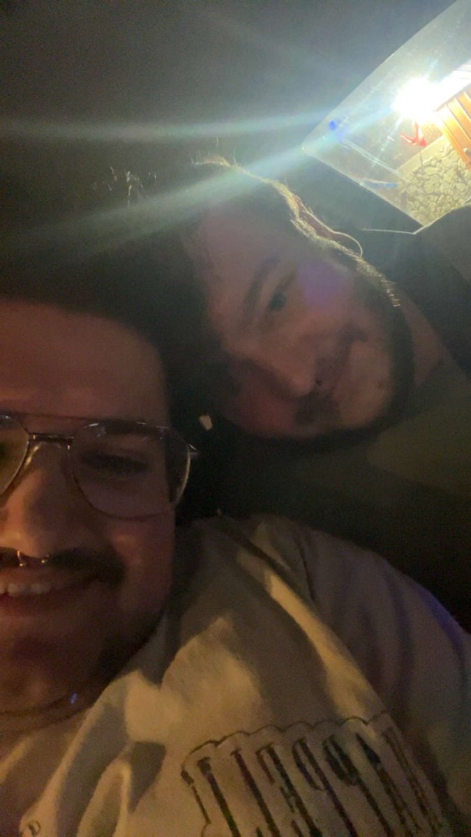 amb1guity's tweet photo. did karaoke for the first time with my new boyfriend aaaaaaaaaaaa and it was great 💜💜💜 https://t.co/jvG0UJU8E8