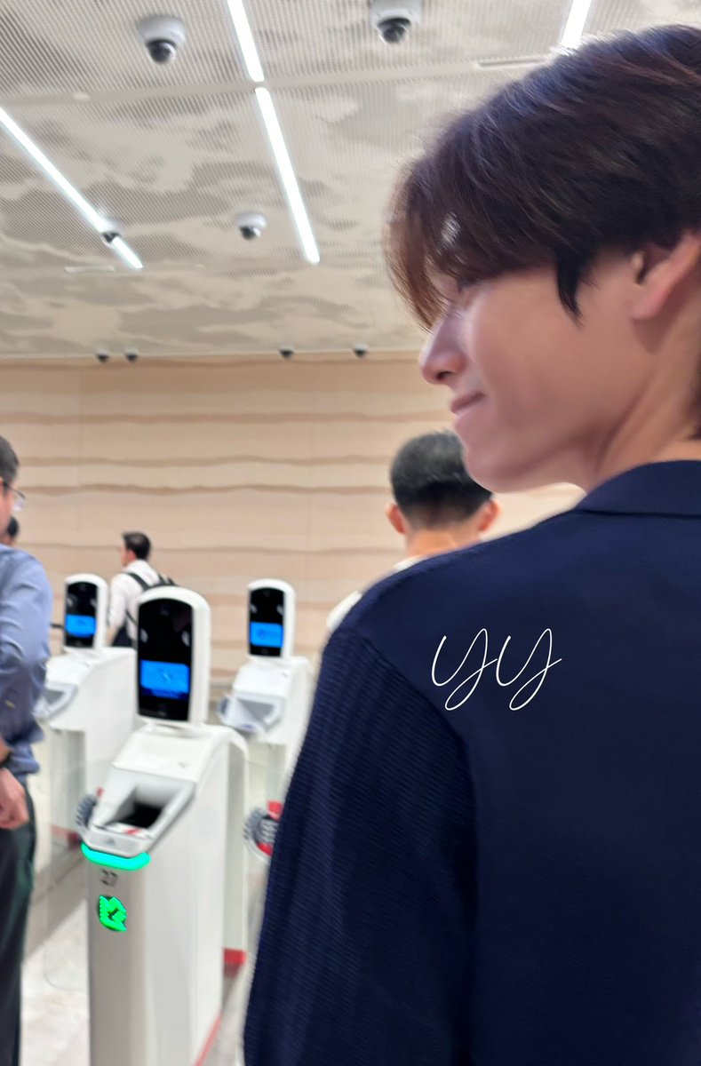 yuyuxyoohoo's tweet photo. เจอน้องภูวิน ตอนไปทำงานที่สคป กำลังต่อคิวตม ทักทายน้องไปได้คุยกันนิดหน่อย น้องหล่อ ตัวสูง และออร่ามาก รอดูน้องลูกพีชตอนพิเศษนะคะ💕💕💕💕💕💕

#phuwintang https://t.co/rKNNTy5h6j