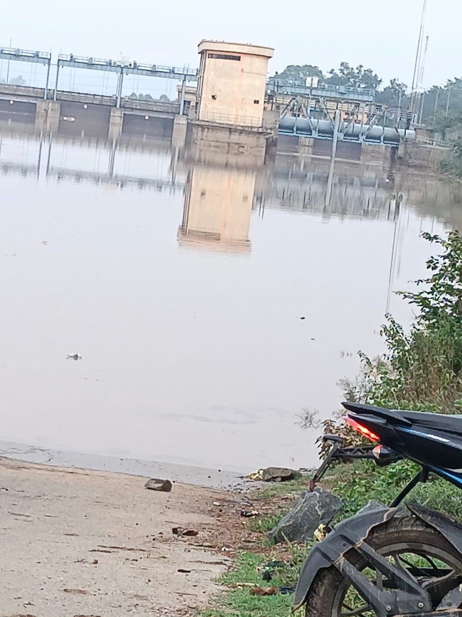 pathakshashi84's tweet photo. @CCLRanchi द्वारा संचालित आम्रपाली व मगध परियोजना से निकले कोयला और कचड़ा तथा #एनटीपीसी  प्लांट से निकलने वाले जहरीले फ्लाई ऐश मिश्रित पानी झारखंड के चतरा जिला स्थित टंडवा के लोगों को @ntpclimited  द्वारा की जा रही आपूर्ति। @CPCB_OFFICIAL @HemantSorenJMM @JharkhandCMO @ https://t.co/ATAVqaXTzO