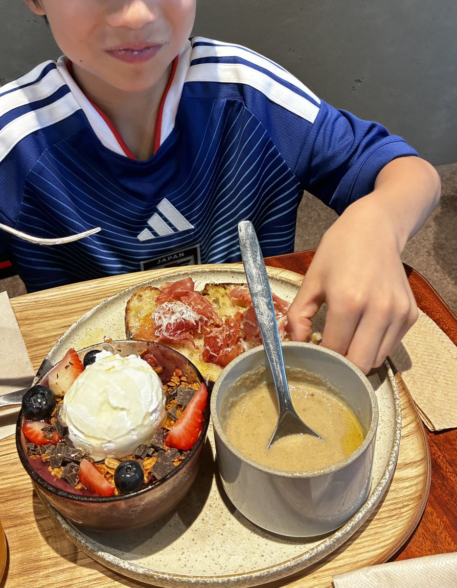 seikoniizuma's tweet photo. 日本敗退に我が家のサッカー少年が泣き崩れた朝。悔しいね！でも日本の選手かっこよかったね！今ここで負けたことで皆これからもっと強くなるよ。勝者がいれば敗者がいる。それが試合だもんね。選手達はもう次を見据えてるよ。「でも悔しいね〜！」と息子の百倍悔しがって暴れてみたら息子泣き止んだ😂 https://t.co/0upxUMRROw
