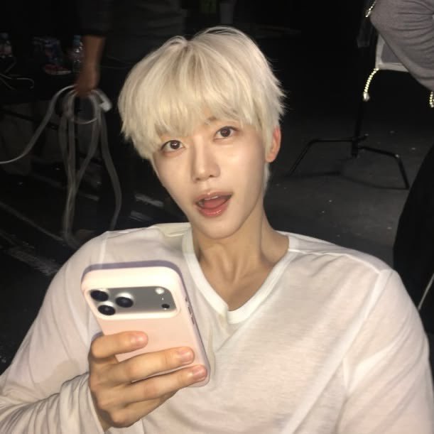 23perx_'s tweet photo. “แมวไม่อนุญาตให้หมาเข้าบ้านหรอก แต่ถ้าหมาเฝ้าหน้าบ้านทุกวัน สักวันแมวก็เปิดประตูเอง” https://t.co/FbrPzFJidP