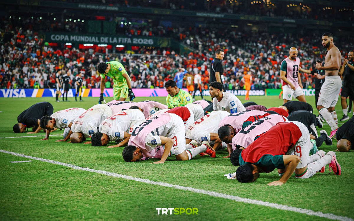 trtspor's tweet photo. SON NEFESTE DUAYA SARILDILAR, ZAFER ANINDA İSE ŞÜKÜRLE YERE KAPANDILAR; FAS'IN İNANCI BİR KEZ DAHA TARİH YAZDI! 🇲🇦🤲

#DünyaKupasıTRTde | #FIFAWorldCup https://t.co/44L9BlmOuT