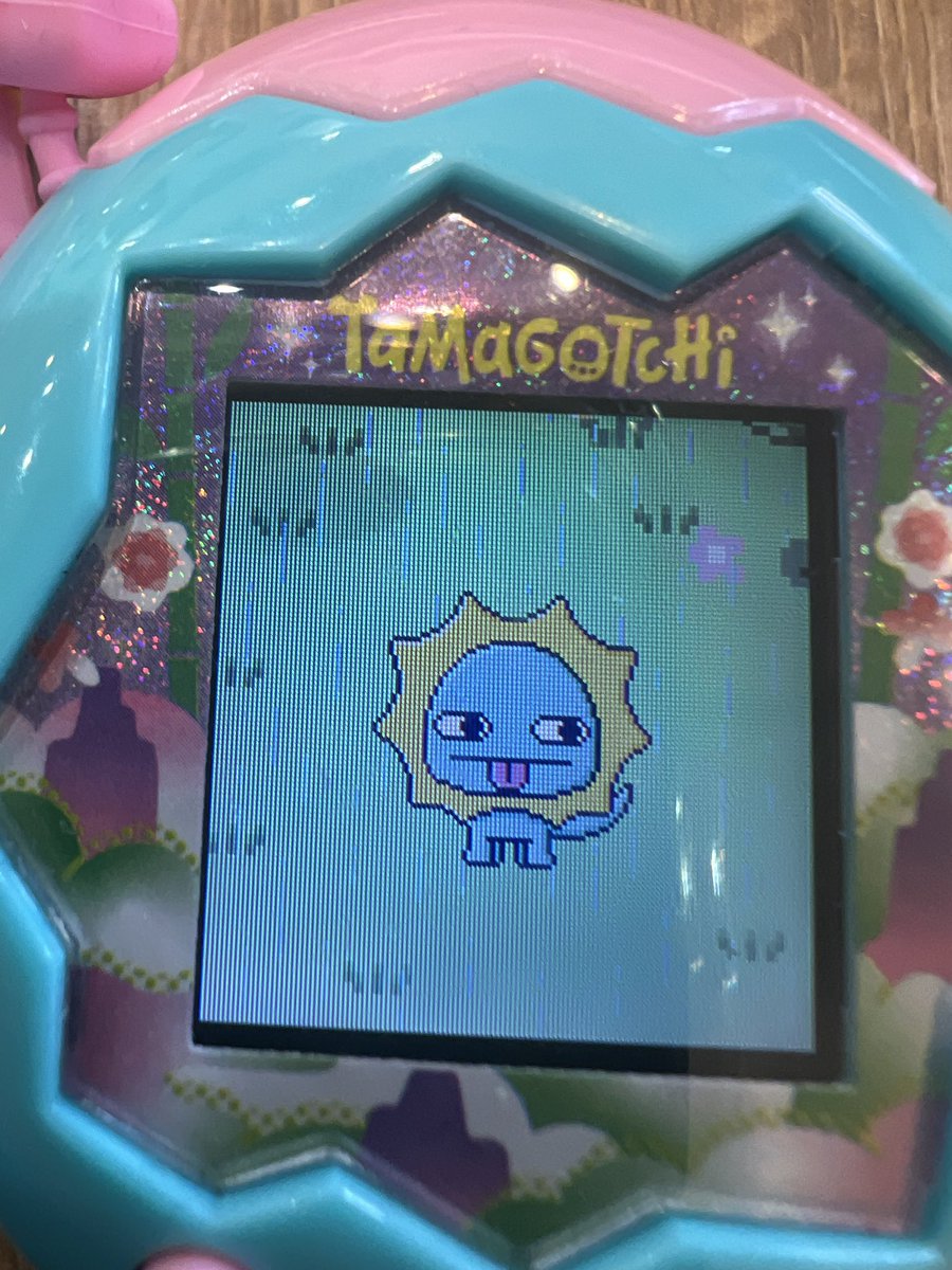 Lifeis1215's tweet photo. お客さんの子供にツーシンしようと
たまごっち持ってきてもらったけど
電池切ってたし死んでたままだったからできなくて。

適当に育ててみて
今　これ https://t.co/QoZU4xaORQ