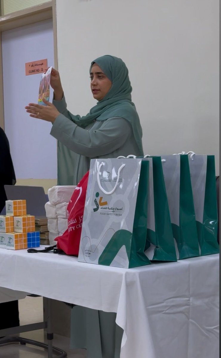 FSQC_OM's tweet photo. نفّذ #مركز_سلامة_وجودة_الغذاء محاضرة توعوية بالمركز الصحي بالخوير، هدفت إلى تعزيز وعي المستهلك بأهمية قراءة الملصق الغذائي، وتشجيع تبني أنماط غذائية صحية، ونشر الممارسات الغذائية السليمة.

كما استعرضت المحاضرة دور المركز في تعزيز منظومة سلامة الغذاء، وضمان جودة الأغذية، وحماية صحة المستهلك.

#معاً_لغذاء_آمن
