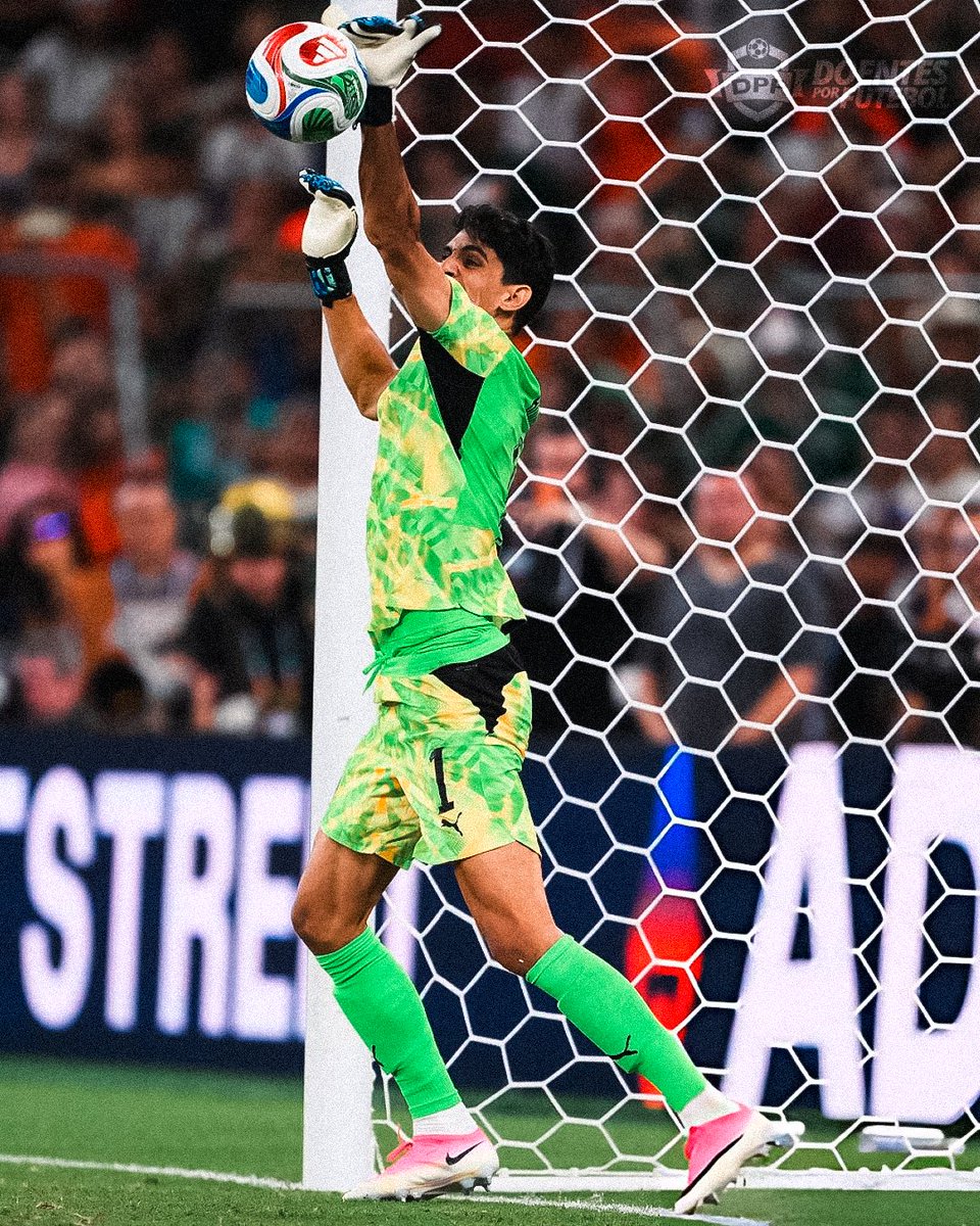 DoentesPFutebol's tweet photo. Um pênalti que ia no ângulo e esse brabo aí deu dois passos para o lado e defendeu em pé.

Yassine Bounou “BONO 🇲🇦 https://t.co/URDmhSz6VR