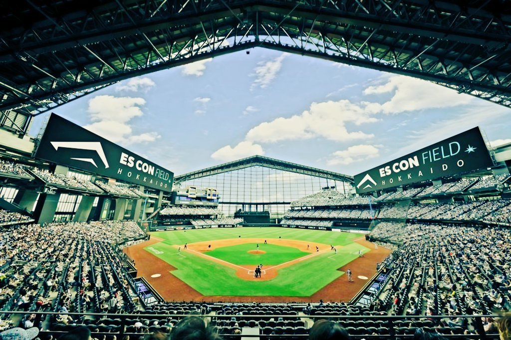outrageous_2024's tweet photo. 北海道ファイターズの本拠地なのかな？エスコンフィールドHOKKAIDOめっちゃくちゃ建物として素敵過ぎる。いってみたい。 https://t.co/OuRTbROF5m