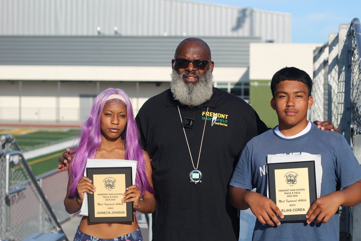 OALTigersTF's tweet photo. #AndTheWinnerIs... #FremontHS #TF
.
MOST IMPROVED ATHLETE:
Girls: @JohneciaJo22956
Boys: @EliasCorea22
.
#EndOfSpring #AwardsCeremony https://t.co/xmAQQUvsOv